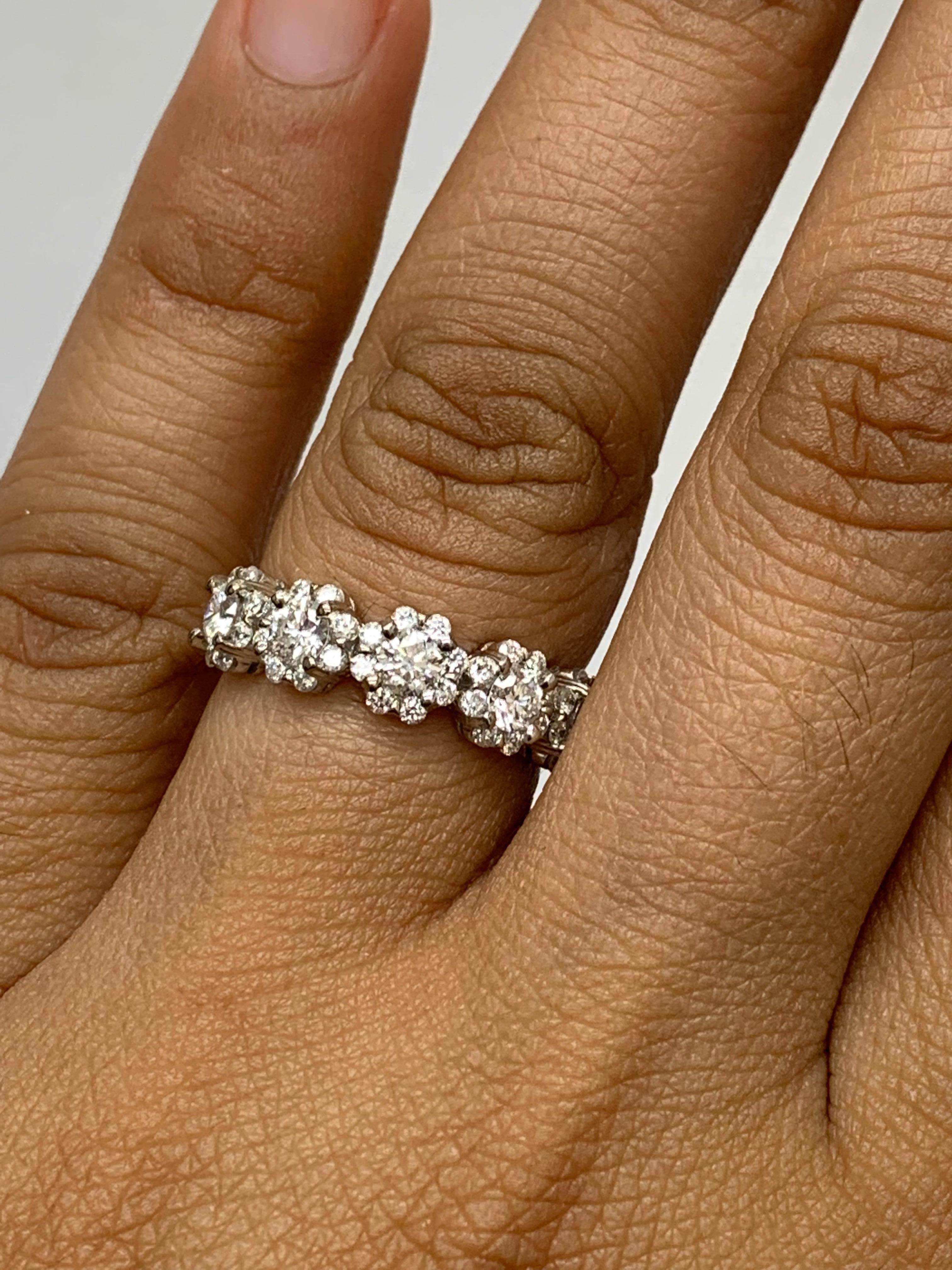 Bague en or blanc 18k de 1,09 carat, diamant en forme de fleur à taille brillante en vente 3