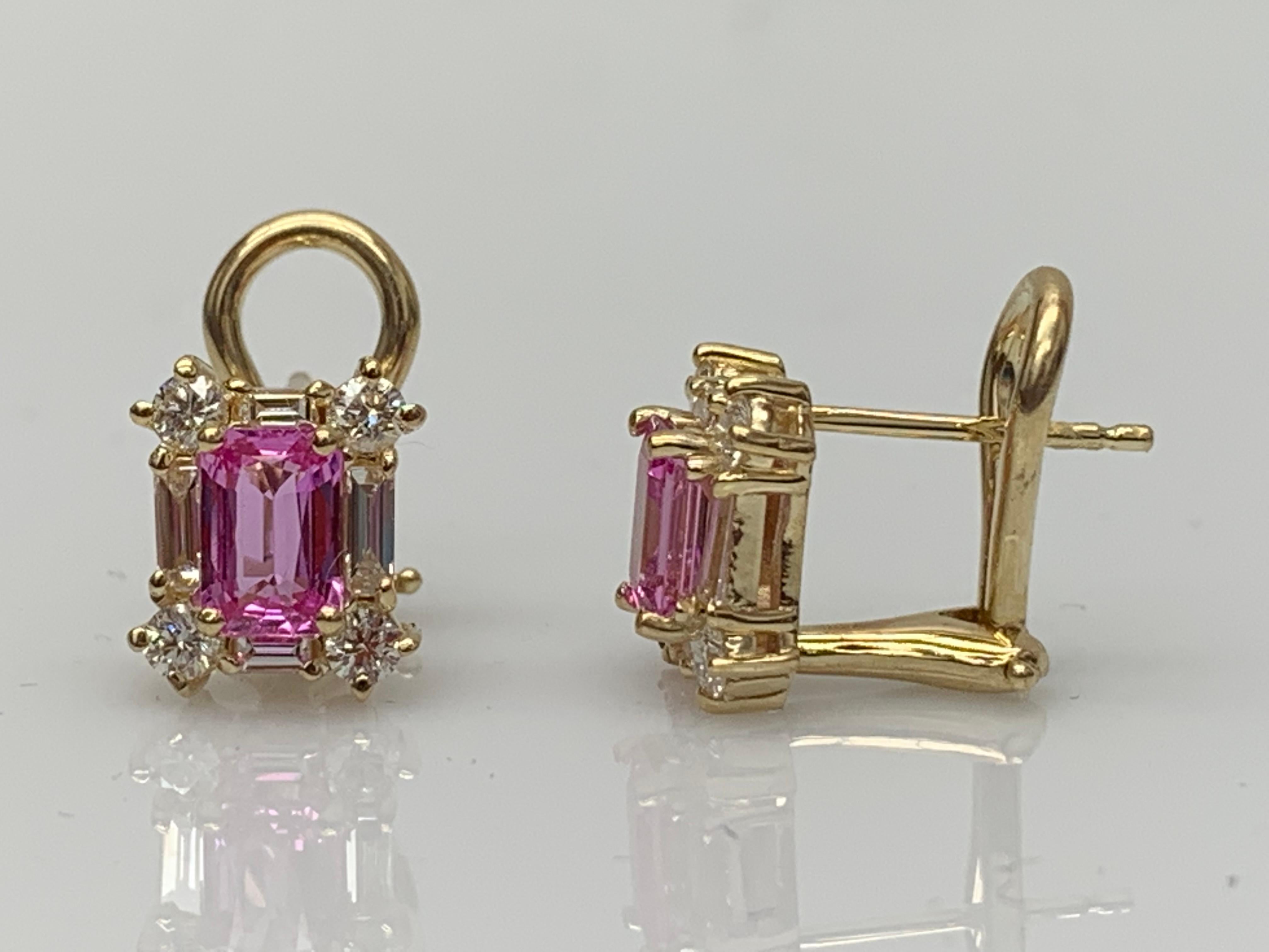 Moderne Boucles d'oreilles en or jaune 14K de 1,09 carat de saphirs roses taillés en émeraude et de diamants en vente