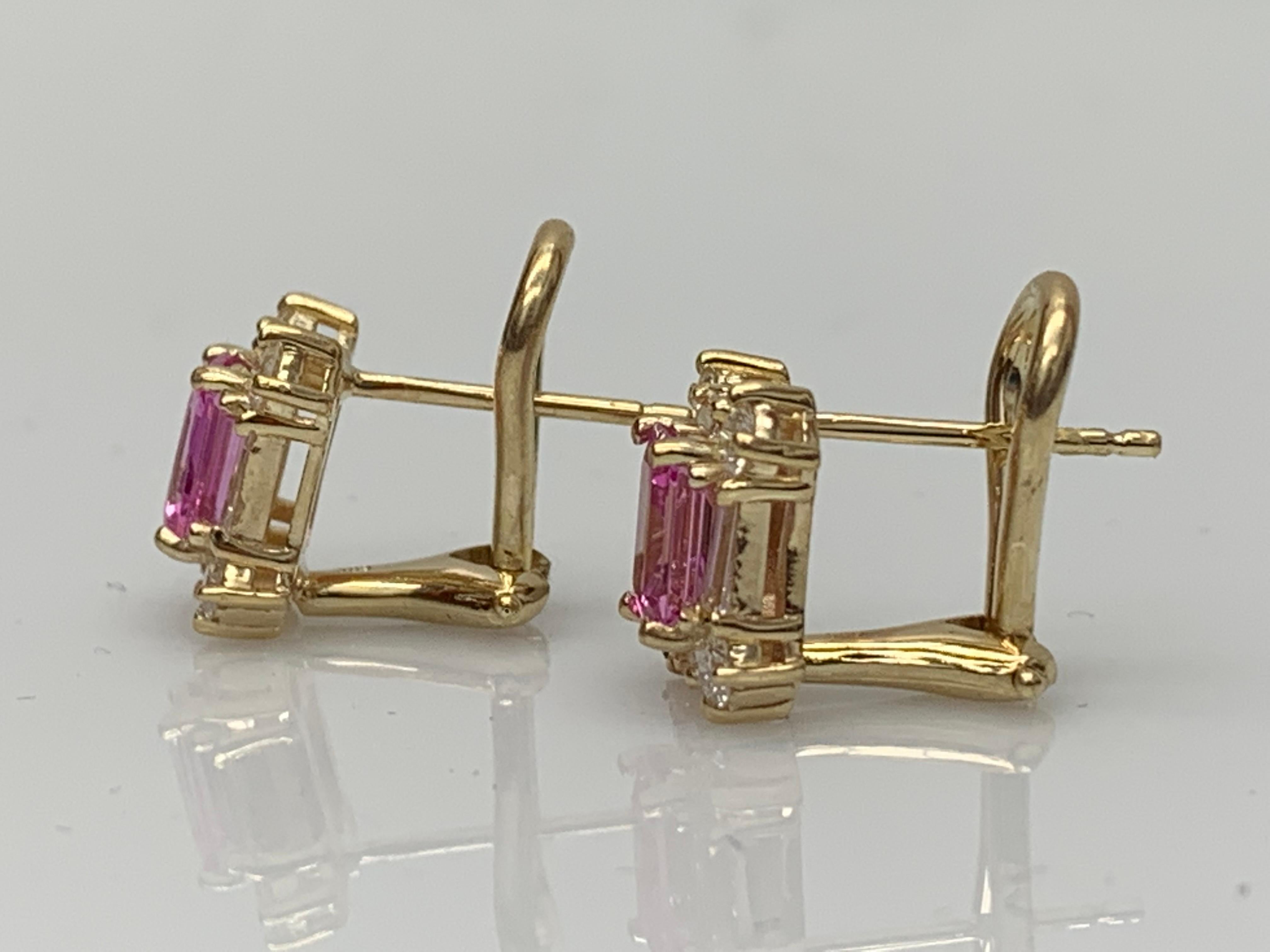 Taille émeraude Boucles d'oreilles en or jaune 14K de 1,09 carat de saphirs roses taillés en émeraude et de diamants en vente