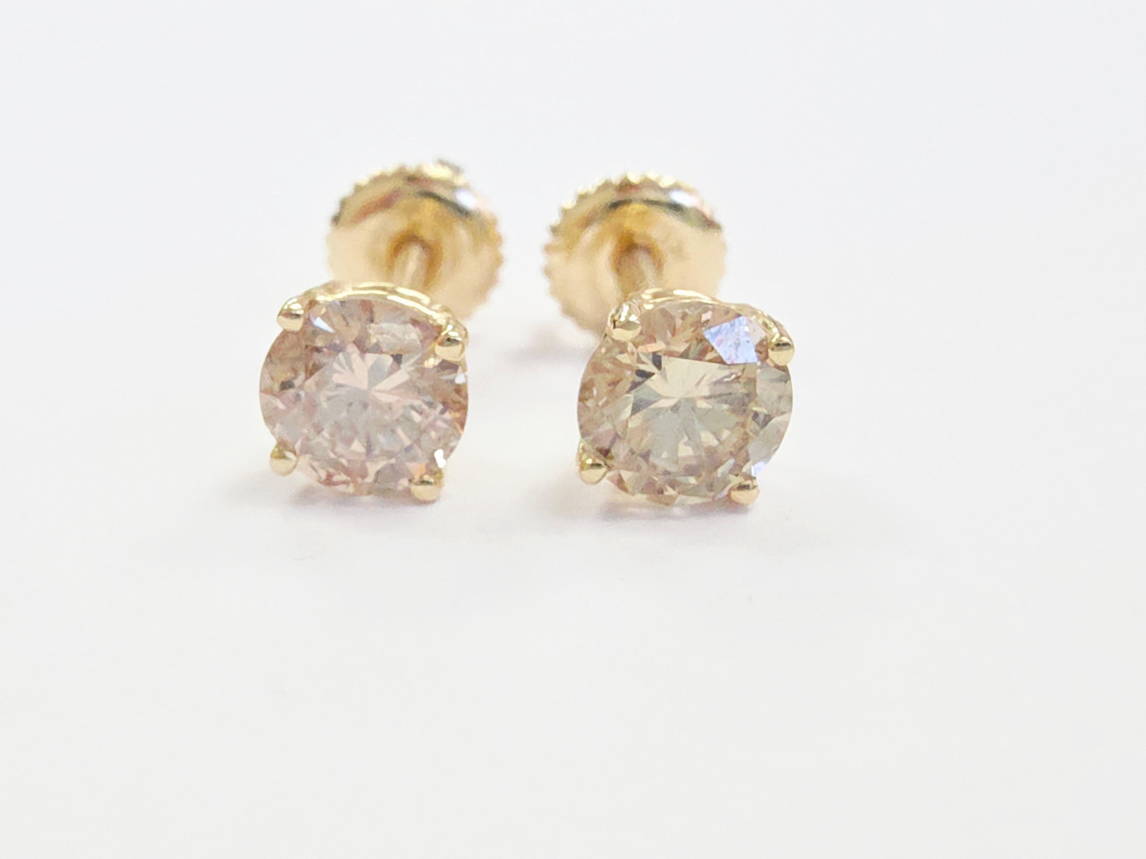 Orecchini con diamanti tondi brillanti Nature da 1,09 carati in oro giallo 14K

Eleva la tua collezione di gioielli con questo paio di orecchini a perno con diamanti naturali senza tempo, con un totale di 1,09 carati di diamanti rotondi a taglio