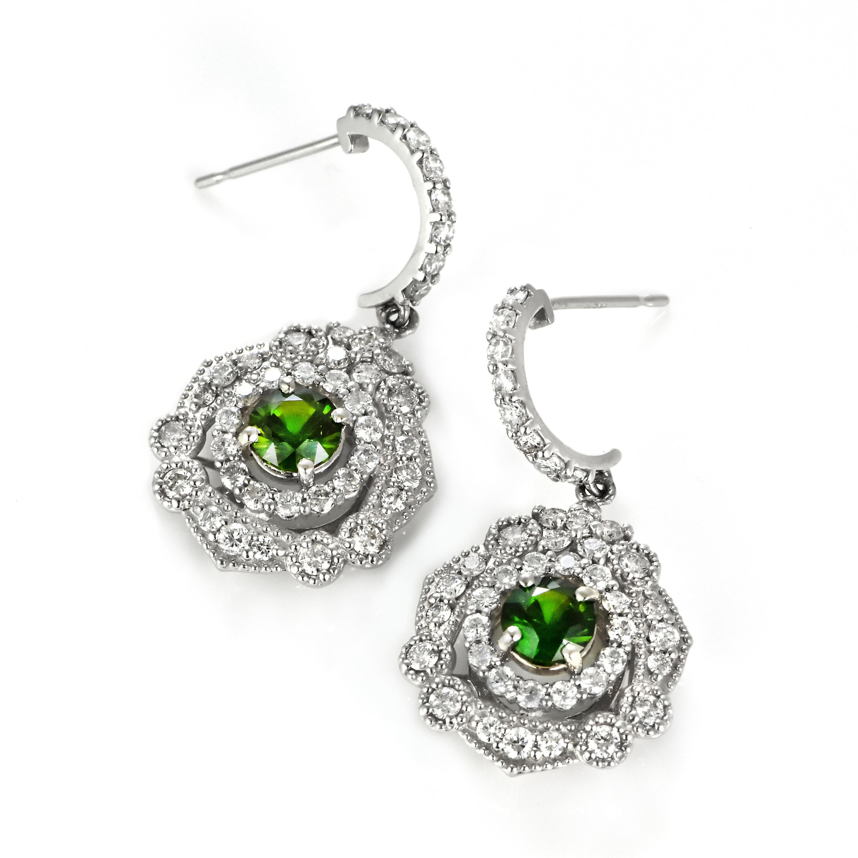 Modern 1.09 Carat Natural Demantoid Garnet and Diamond Earring Made in Platinum For Sale