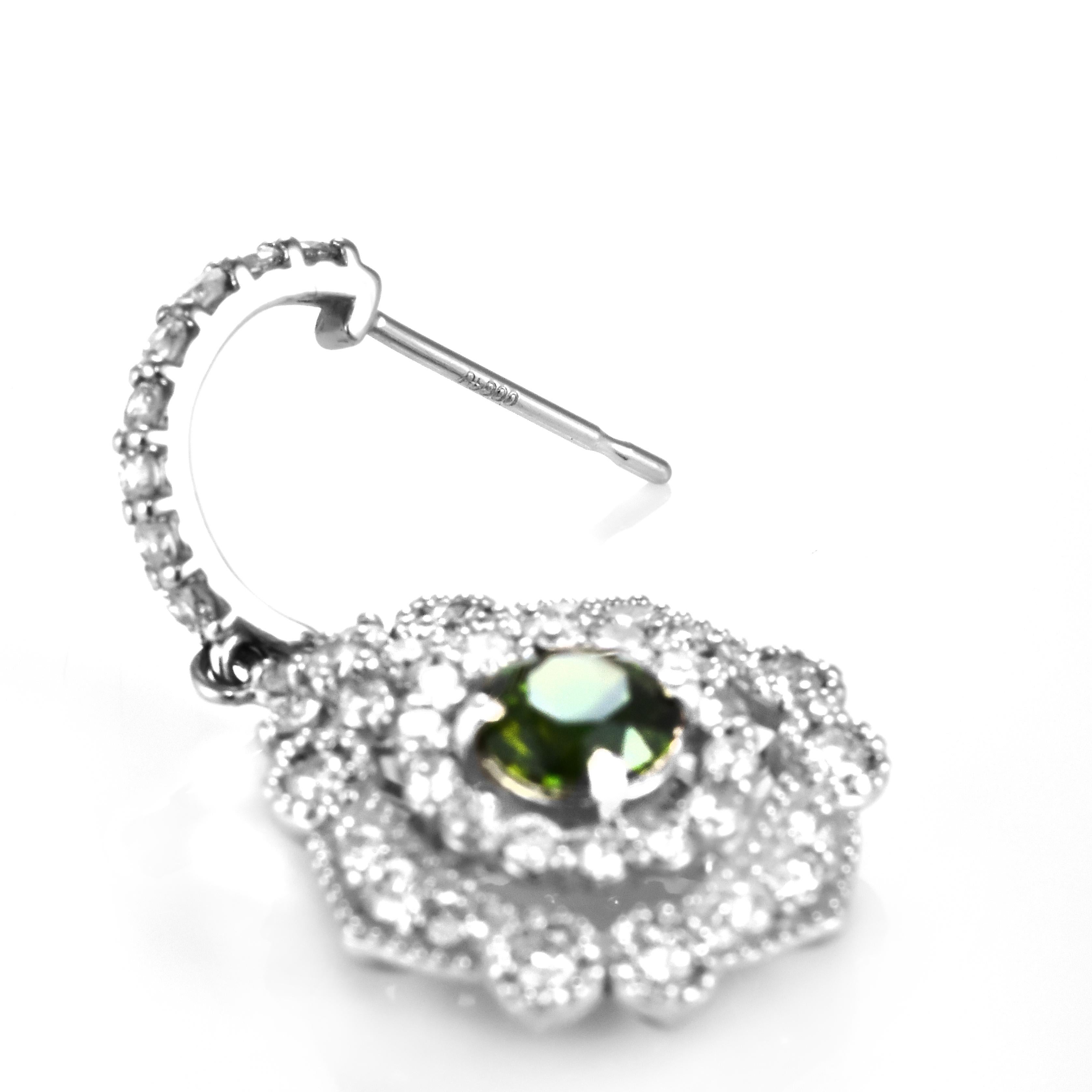 Round Cut 1.09 Carat Natural Demantoid Garnet and Diamond Earring Made in Platinum For Sale