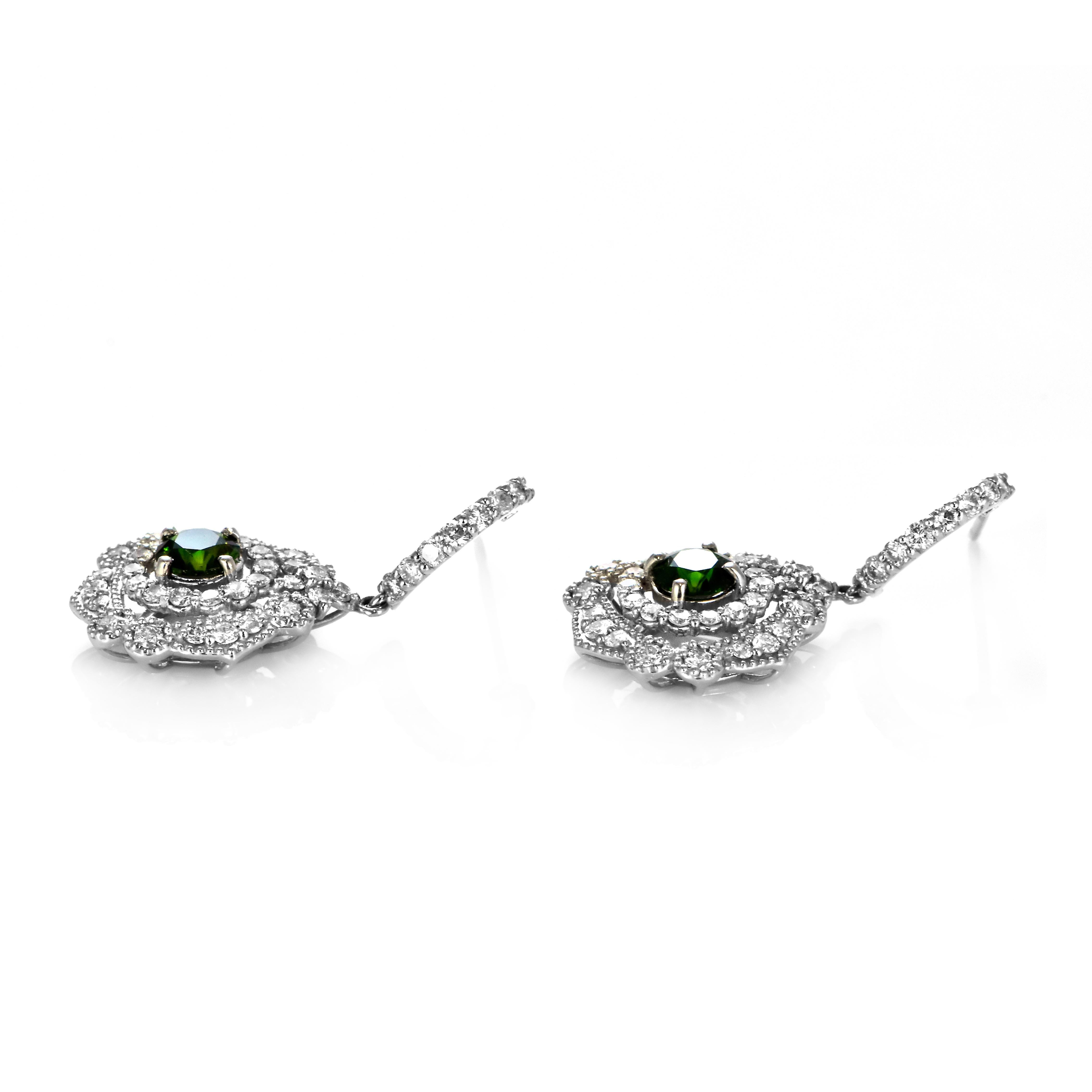1.09 Carat Natural Demantoid Garnet and Diamond Earring Made in Platinum In New Condition For Sale In Tokyo, JP