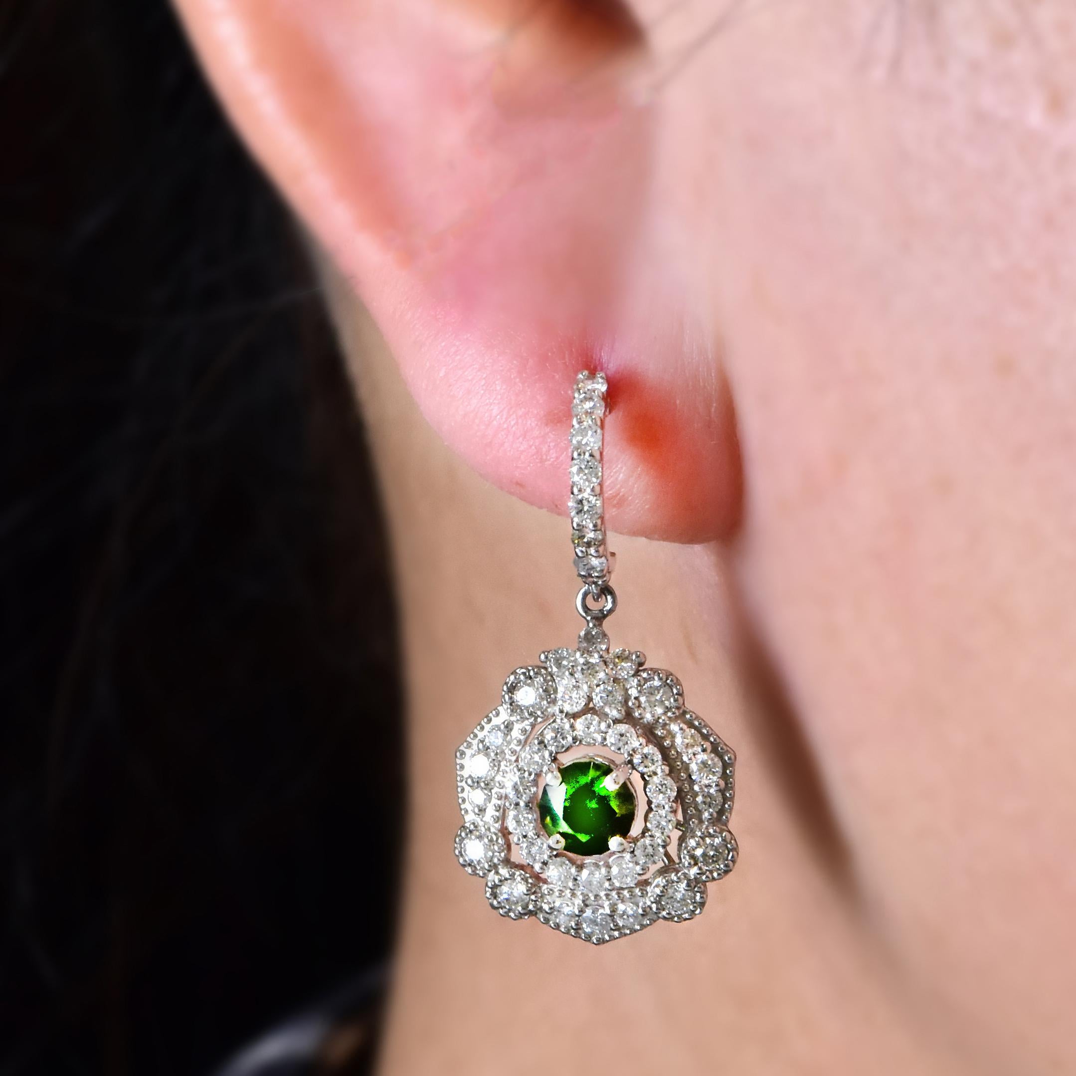 1.09 Carat Natural Demantoid Garnet and Diamond Earring Made in Platinum For Sale 2