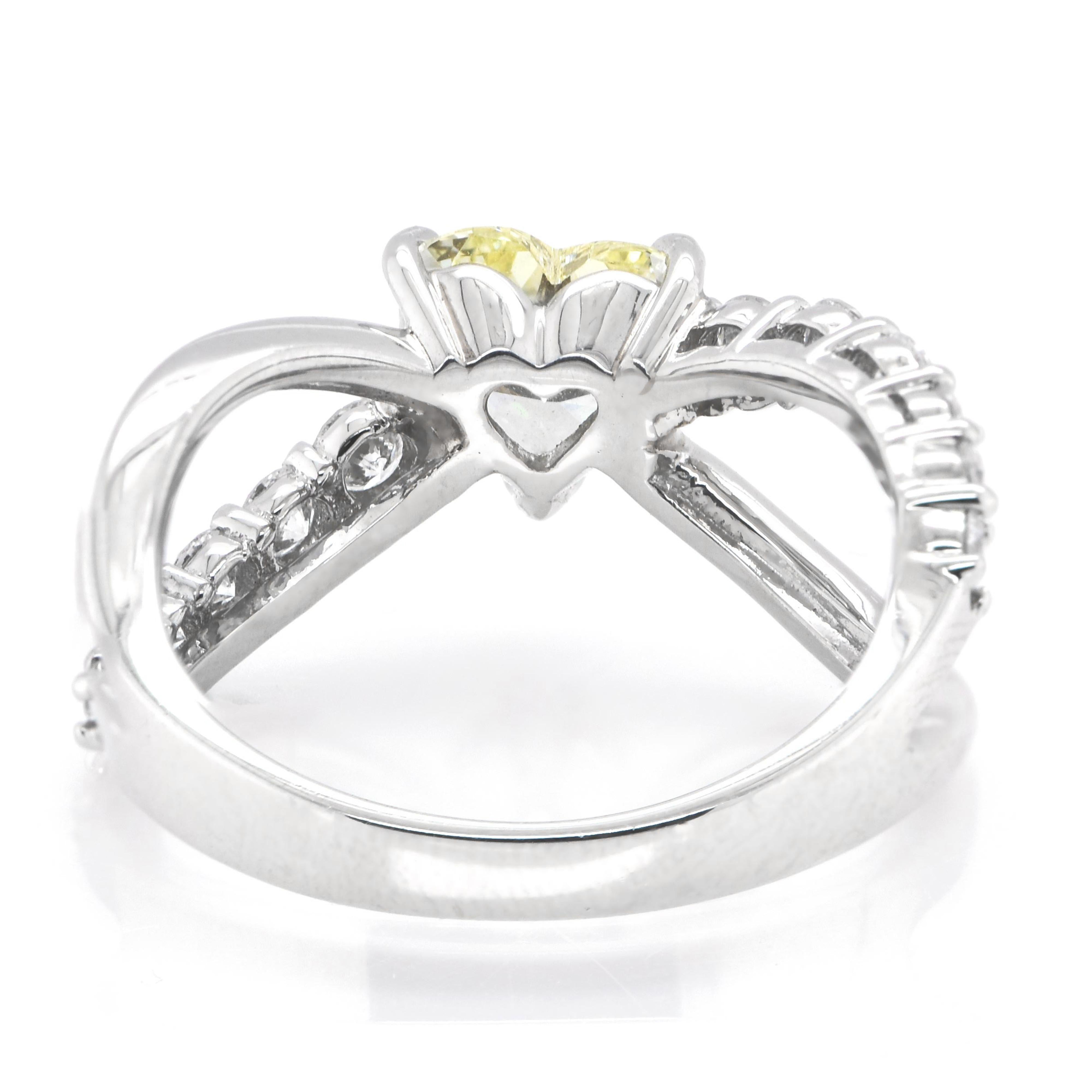 1.09 Carat Natural, Light Yellow VS-2 Heart-Cut Diamond Ring Set in Platinum In New Condition For Sale In Tokyo, JP