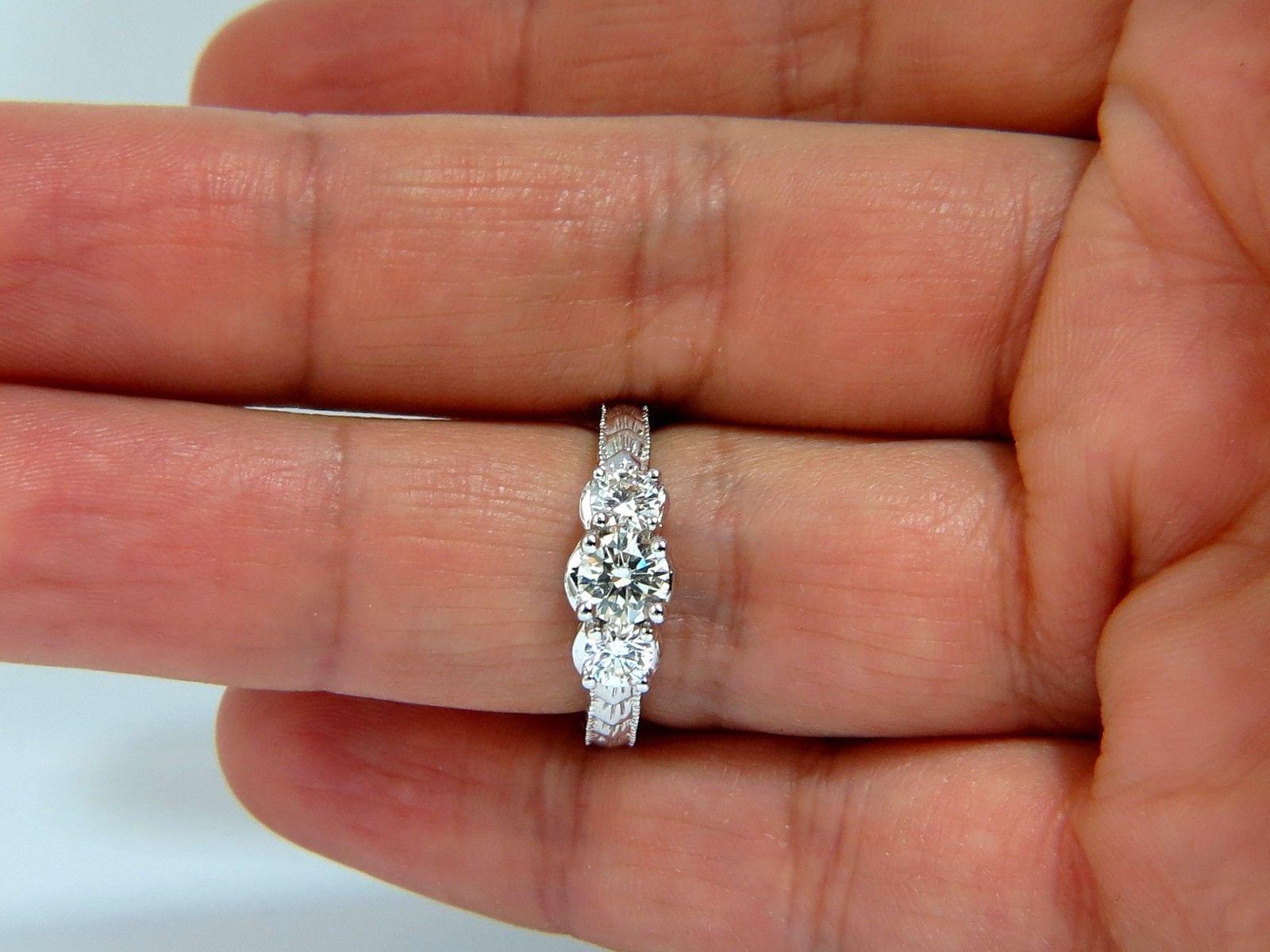 Taglio rotondo Anello di diamanti tondi brillanti naturali da 1,09 carati Anello classico di fidanzamento a tre in vendita