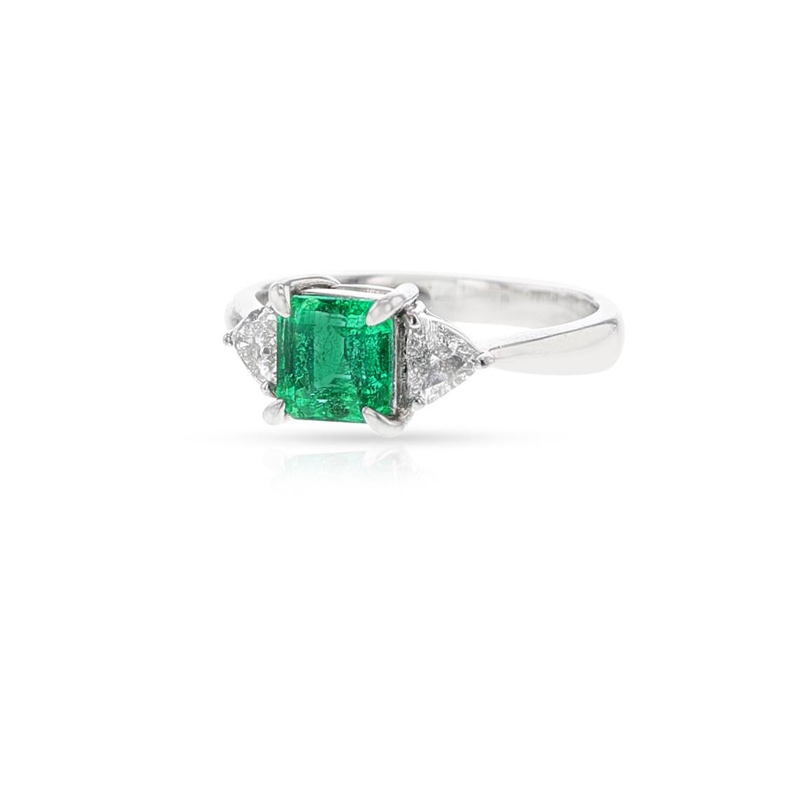Bague à trois pierres en platine avec émeraude naturelle taillée en carré de 1,09 carat Excellent état - En vente à New York, NY