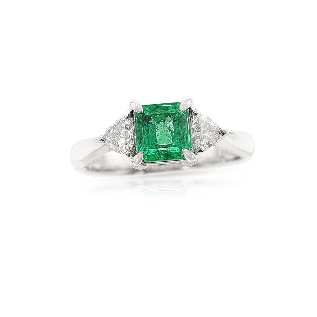 Bague à trois pierres en platine avec émeraude naturelle taillée en carré de 1,09 carat Unisexe en vente