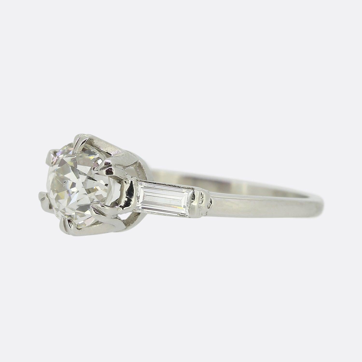 Il s'agit d'une jolie bague solitaire en diamant ancien, ornée d'une seule pierre de taille ancienne sertie de griffes à plusieurs pointes au centre d'une monture en platine très rare. Cette pierre focale est accentuée par un seul diamant blanc de