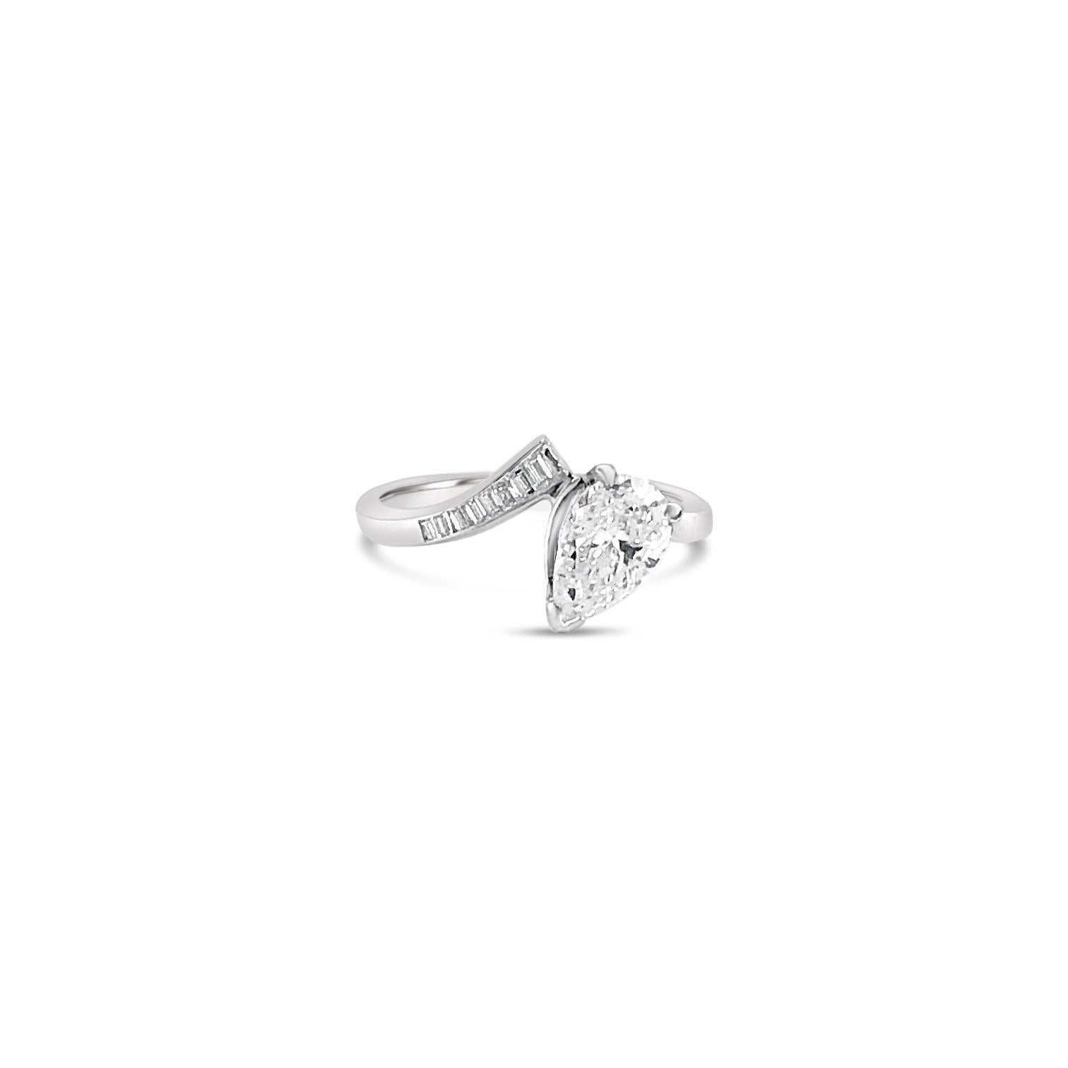 1,09 Karat Birnenförmiger Diamantring mit Baguetteschliff-Diamanten in 14 Karat Weißgold im Zustand „Hervorragend“ im Angebot in Delray Beach, FL
