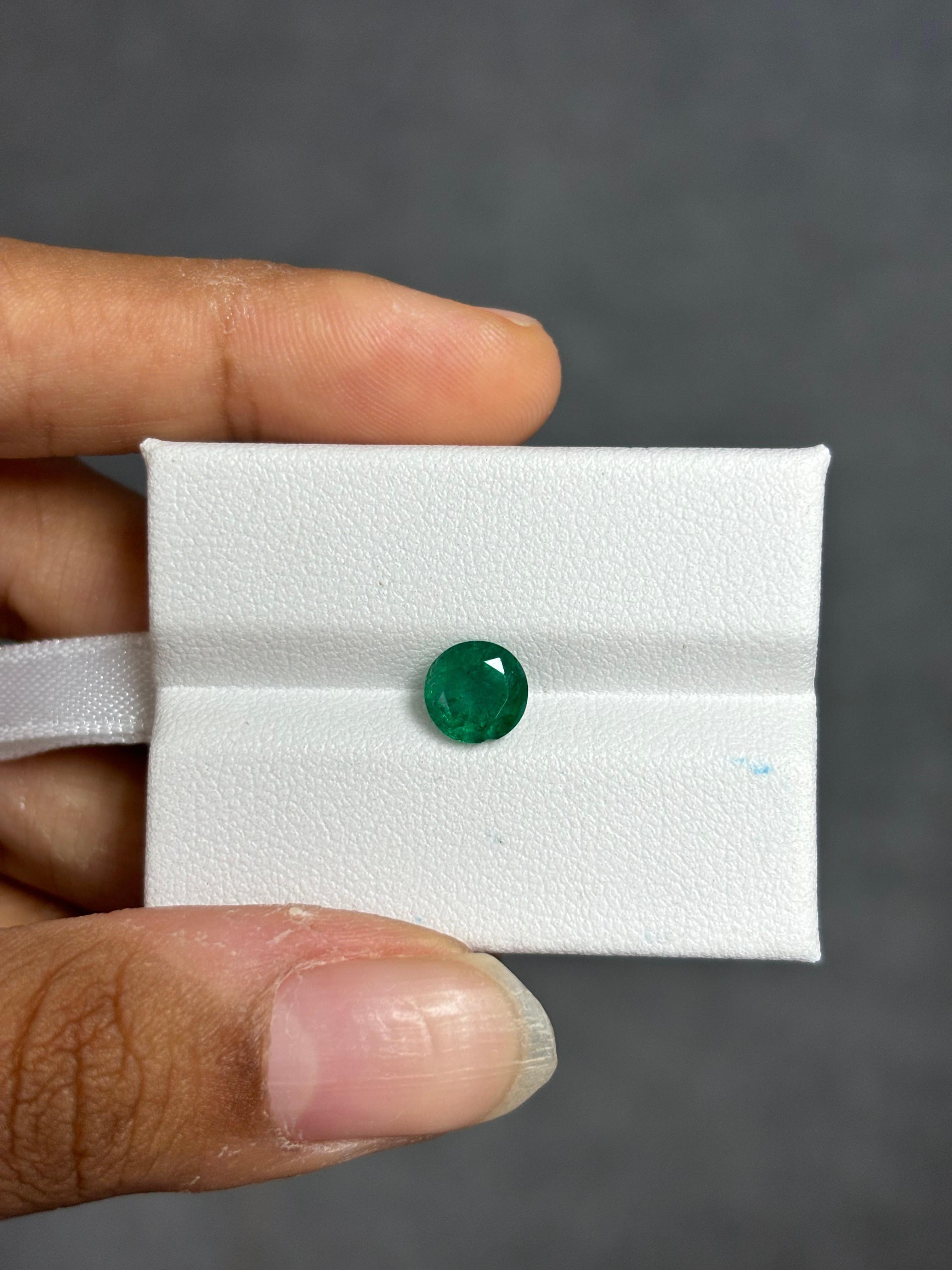 1.09 Carat Round Zambian Emerald Gemstone In New Condition For Sale In Bangkok, TH