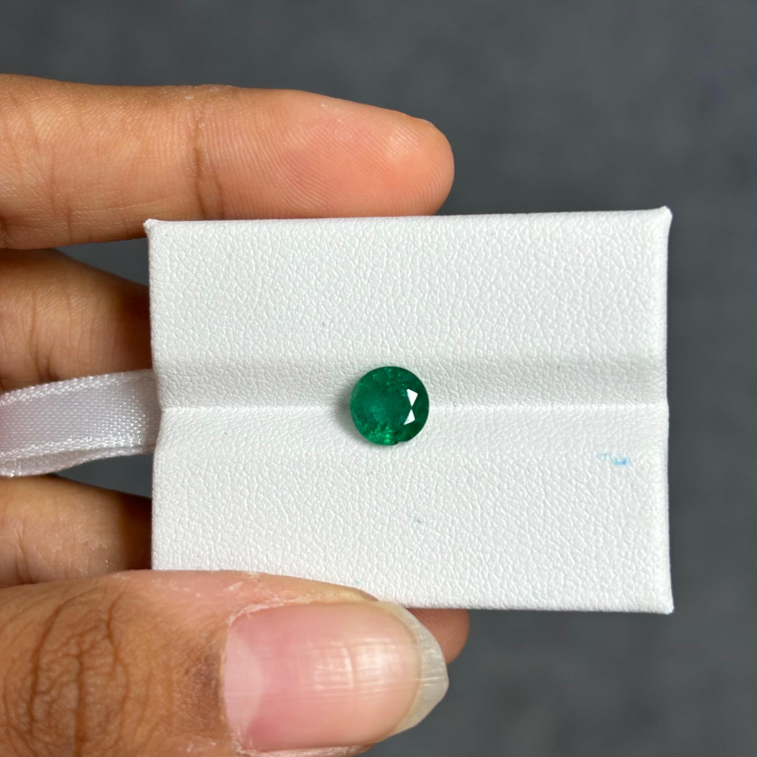 1.09 Carat Round Zambian Emerald Gemstone For Sale 4