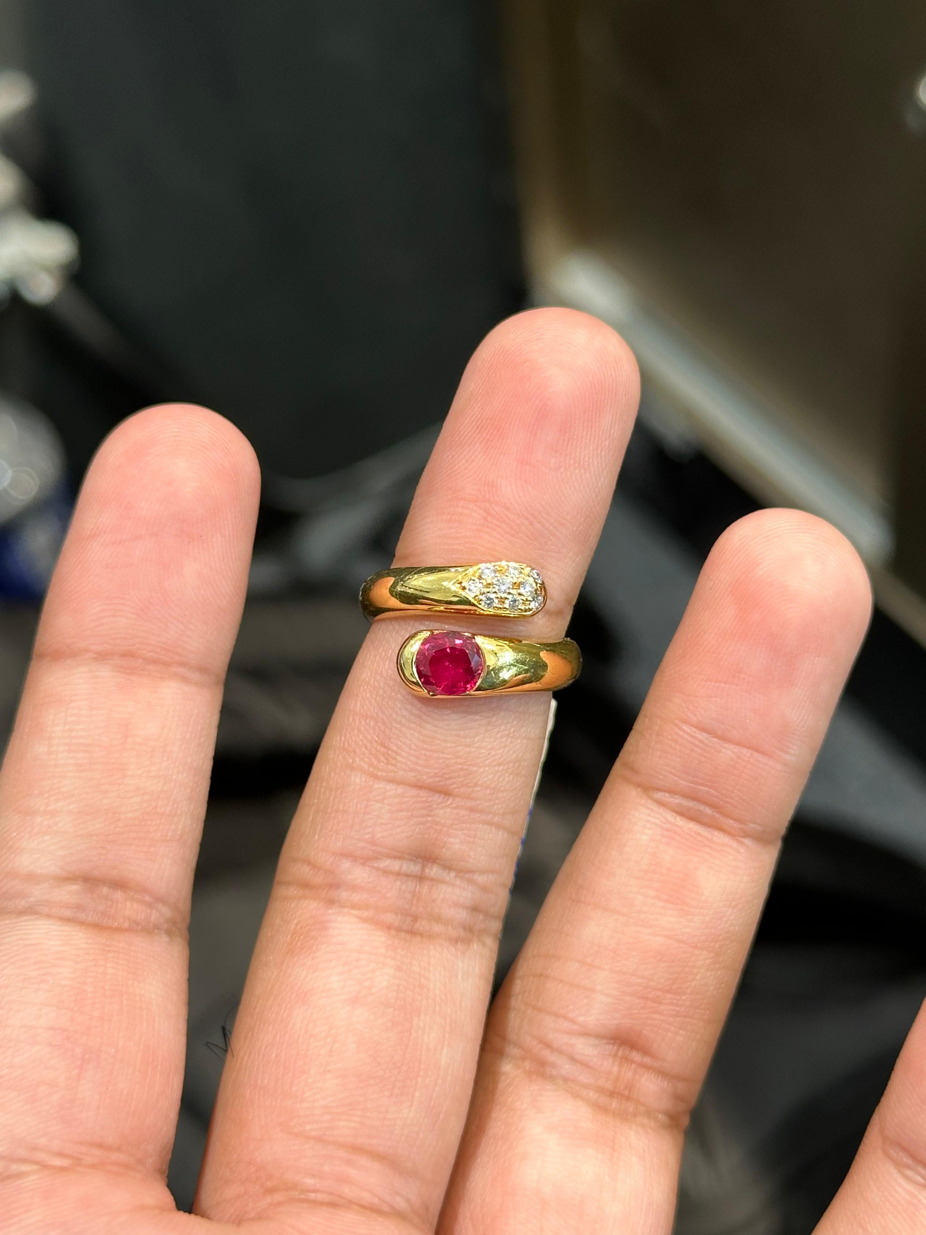 Art Deco 1.09 Carat Ruby and Diamond victorian-inspired 18K Yellow Gold Ring For Sale