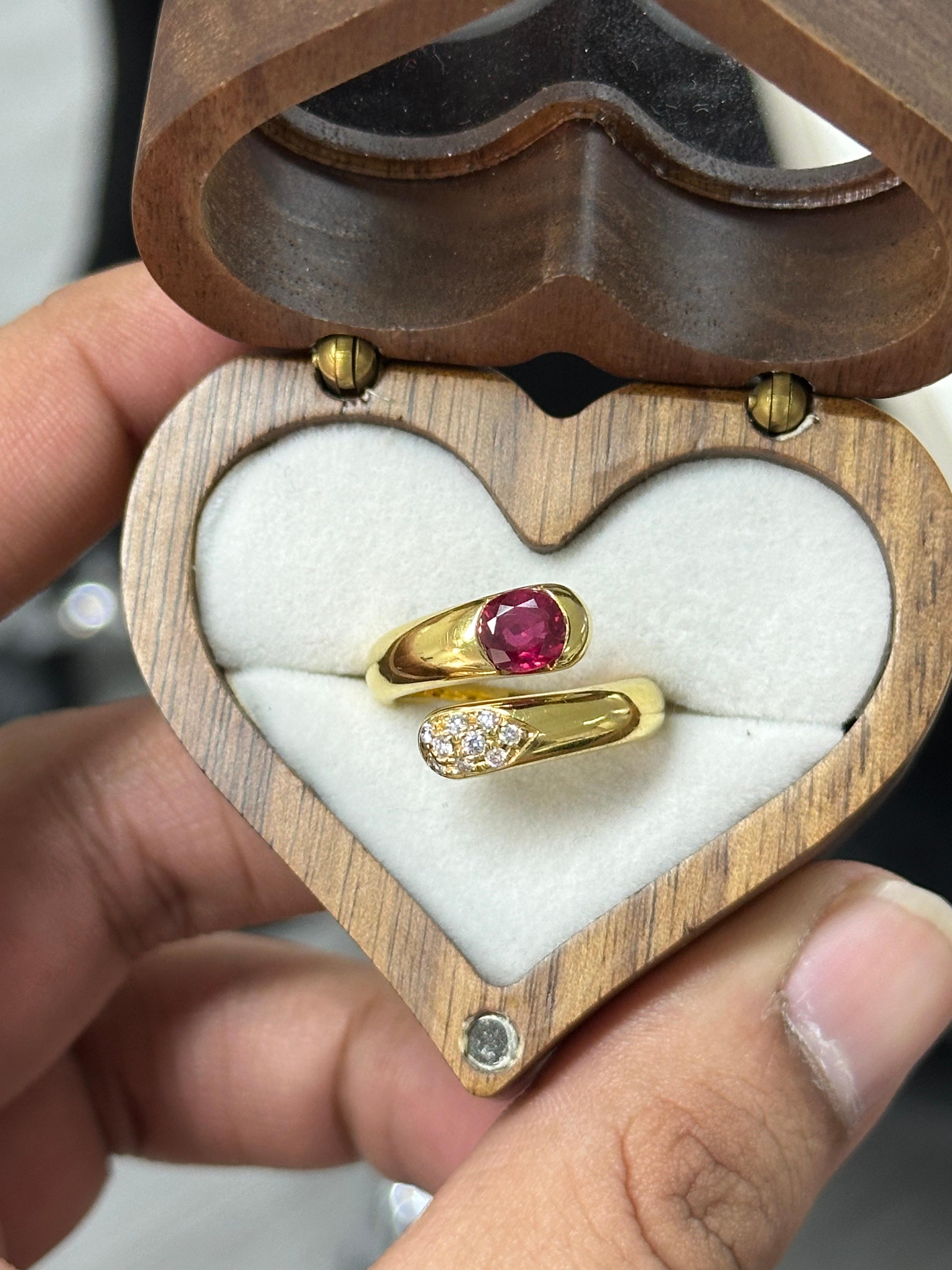 Cushion Cut 1.09 Carat Ruby and Diamond victorian-inspired 18K Yellow Gold Ring For Sale