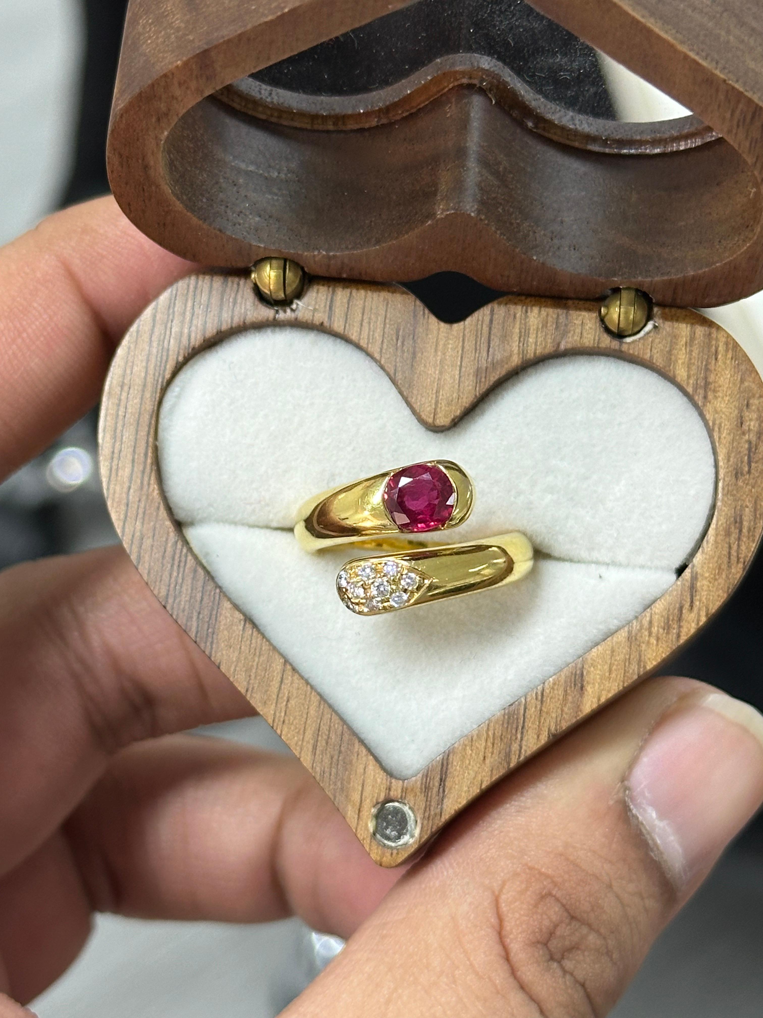 1.09 Carat Ruby and Diamond victorian-inspired 18K Yellow Gold Ring In New Condition For Sale In Bangkok, TH