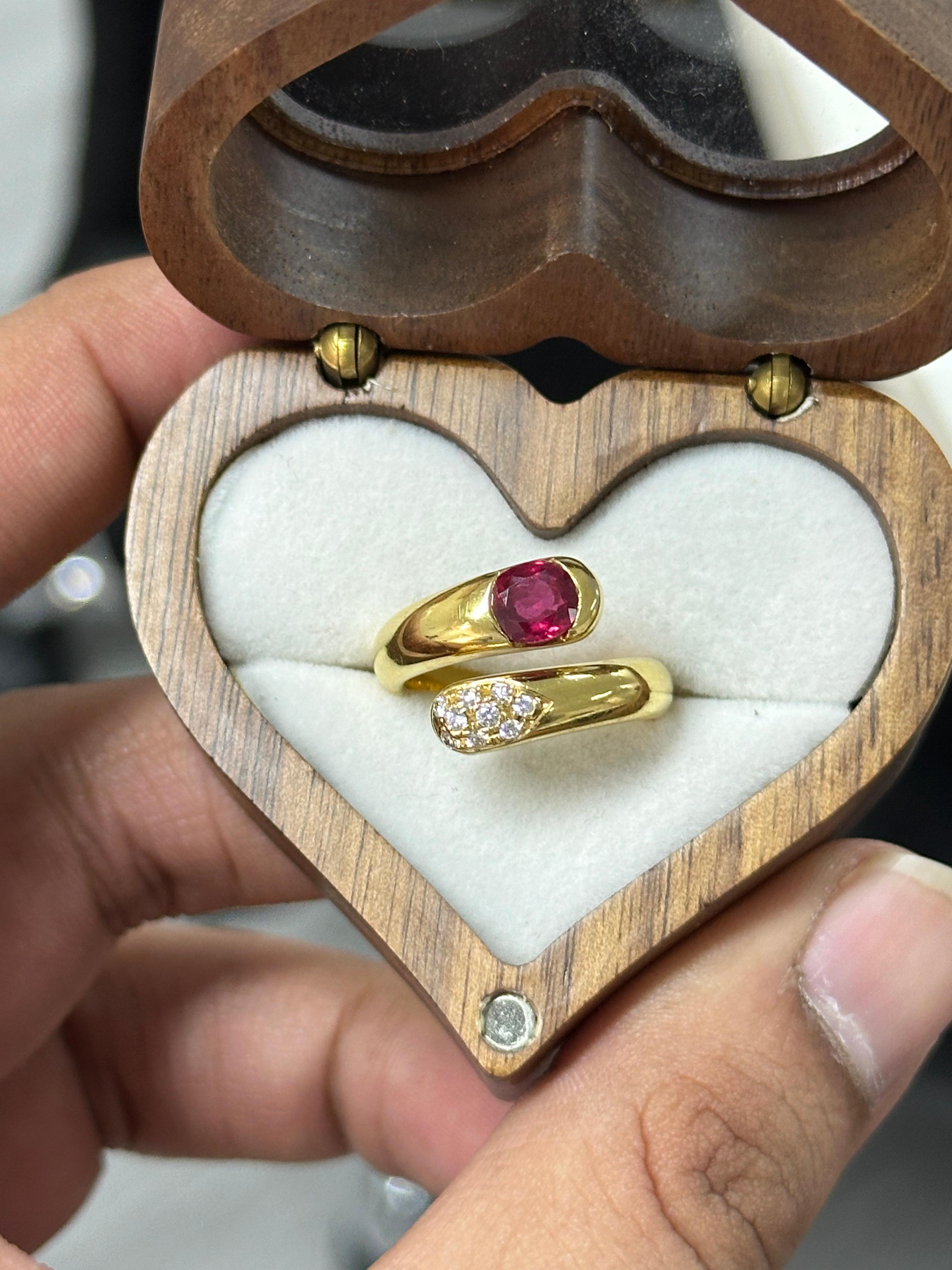 Women's or Men's 1.09 Carat Ruby and Diamond victorian-inspired 18K Yellow Gold Ring For Sale