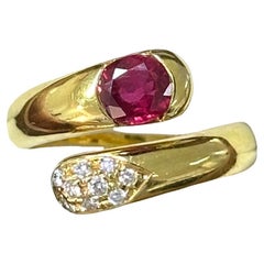1.09 Carat Ruby and Diamond victorian-inspired 18K Yellow Gold Ring