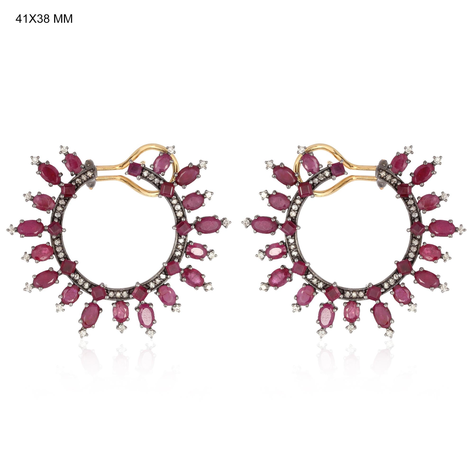 Estos pendientes están meticulosamente elaborados en oro de 18 quilates y plata de ley. Está engastado a mano con 10,9 quilates de rubí y 0,62 quilates de diamantes.

SEGUIR  escaparate de MEGHNA JEWELS para ver la última colección y piezas