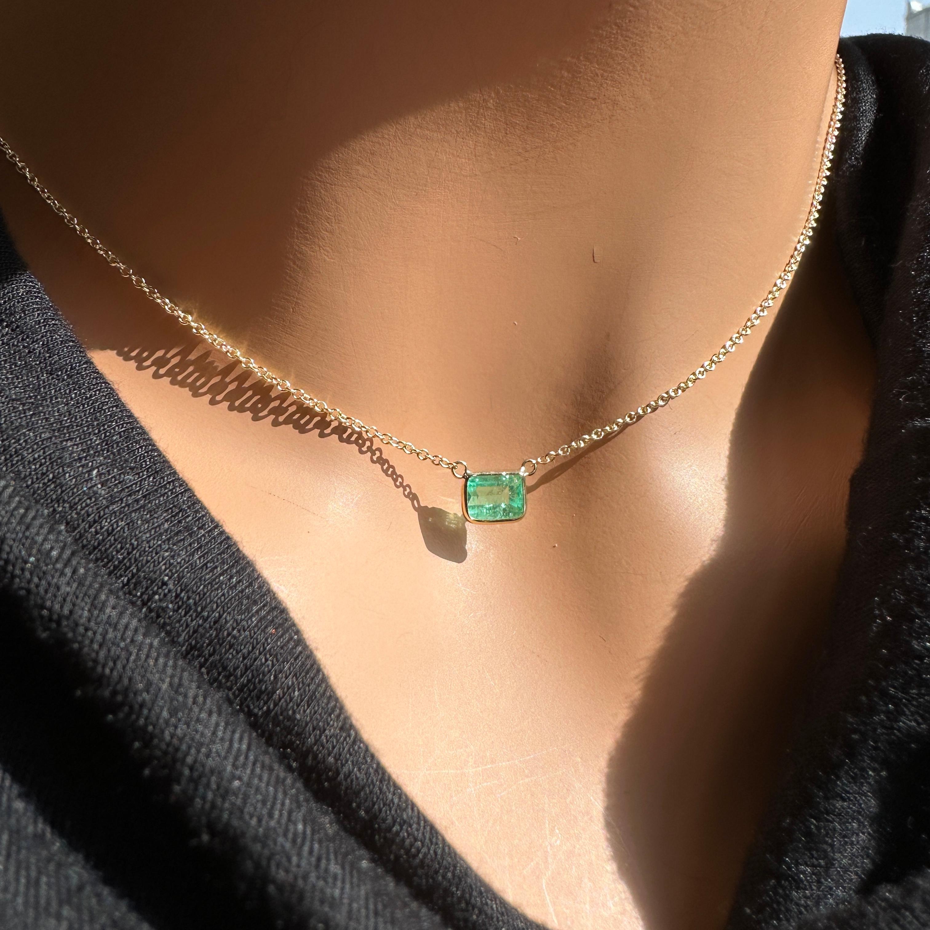 Contemporary 1.09 Carat Weight Green Emerald Emerald Cut Solitaire Necklace in 14k Yellow G For Sale