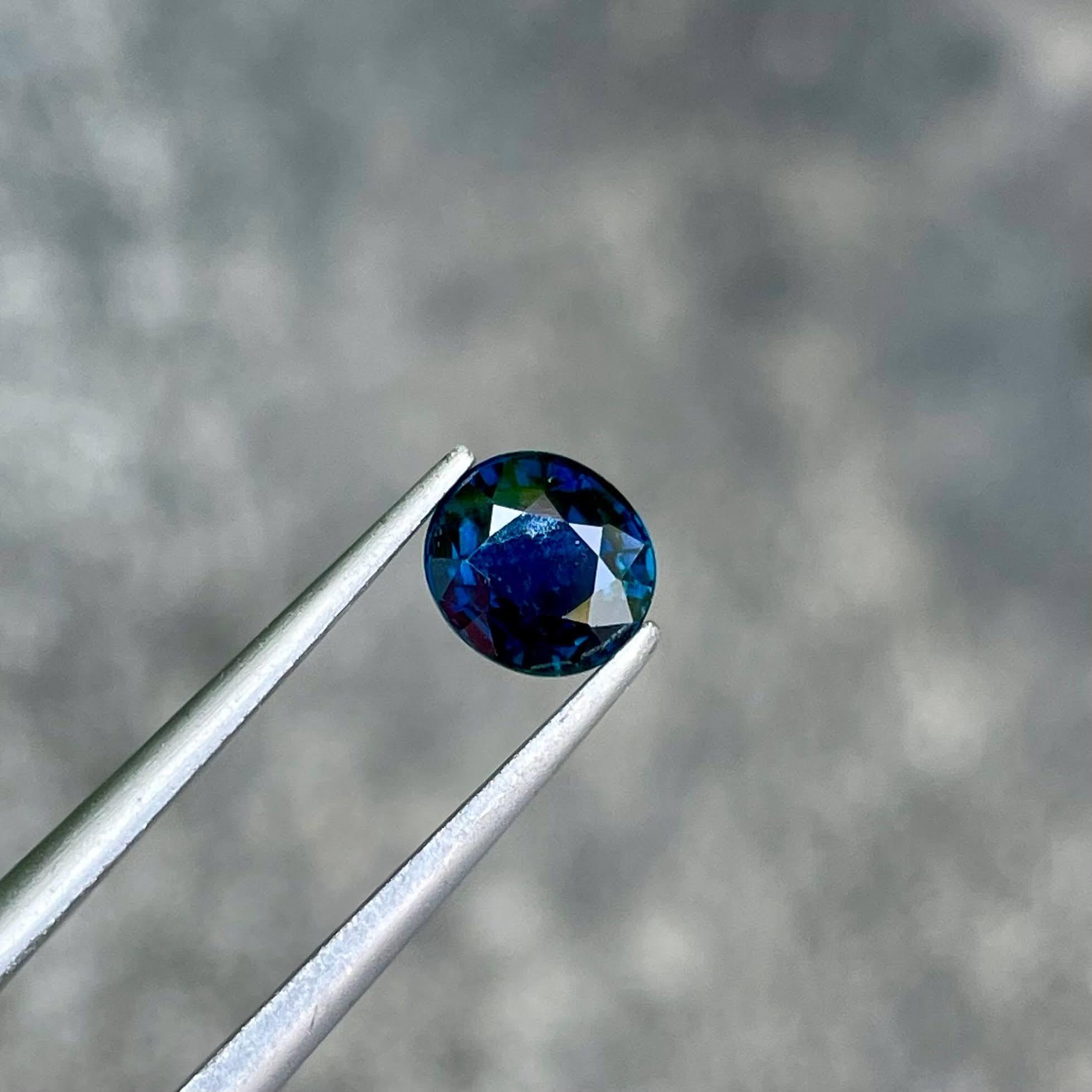Peso 1,09 quilates 
Dimensiones 5,9x5,4x3,5 mm
Tratamiento calentado 
Claridad SI
Origen Madagascar 
Forma ovalada 
Corte Facetado 



Este exquisito zafiro azul profundo de 1,09 quilates es una verdadera maravilla de la naturaleza, que muestra las