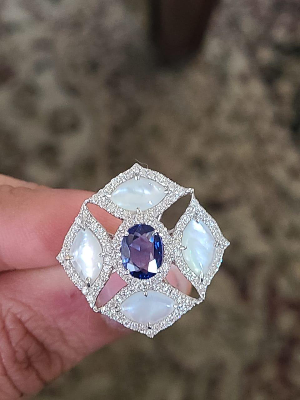 Art déco Bague cocktail saphir bleu naturel de 1,09 carat, nacre et diamants en vente