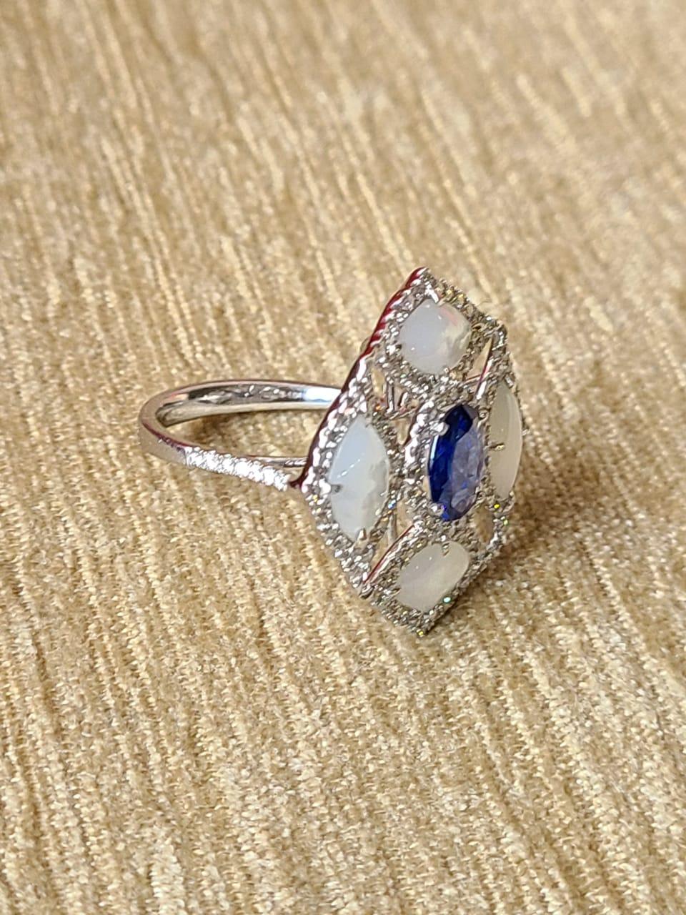 Taille ovale Bague cocktail saphir bleu naturel de 1,09 carat, nacre et diamants en vente