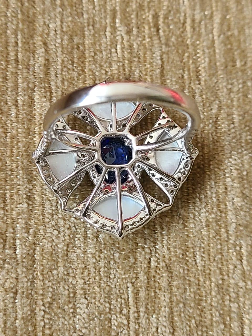 Bague cocktail saphir bleu naturel de 1,09 carat, nacre et diamants Neuf - En vente à Hong Kong, HK