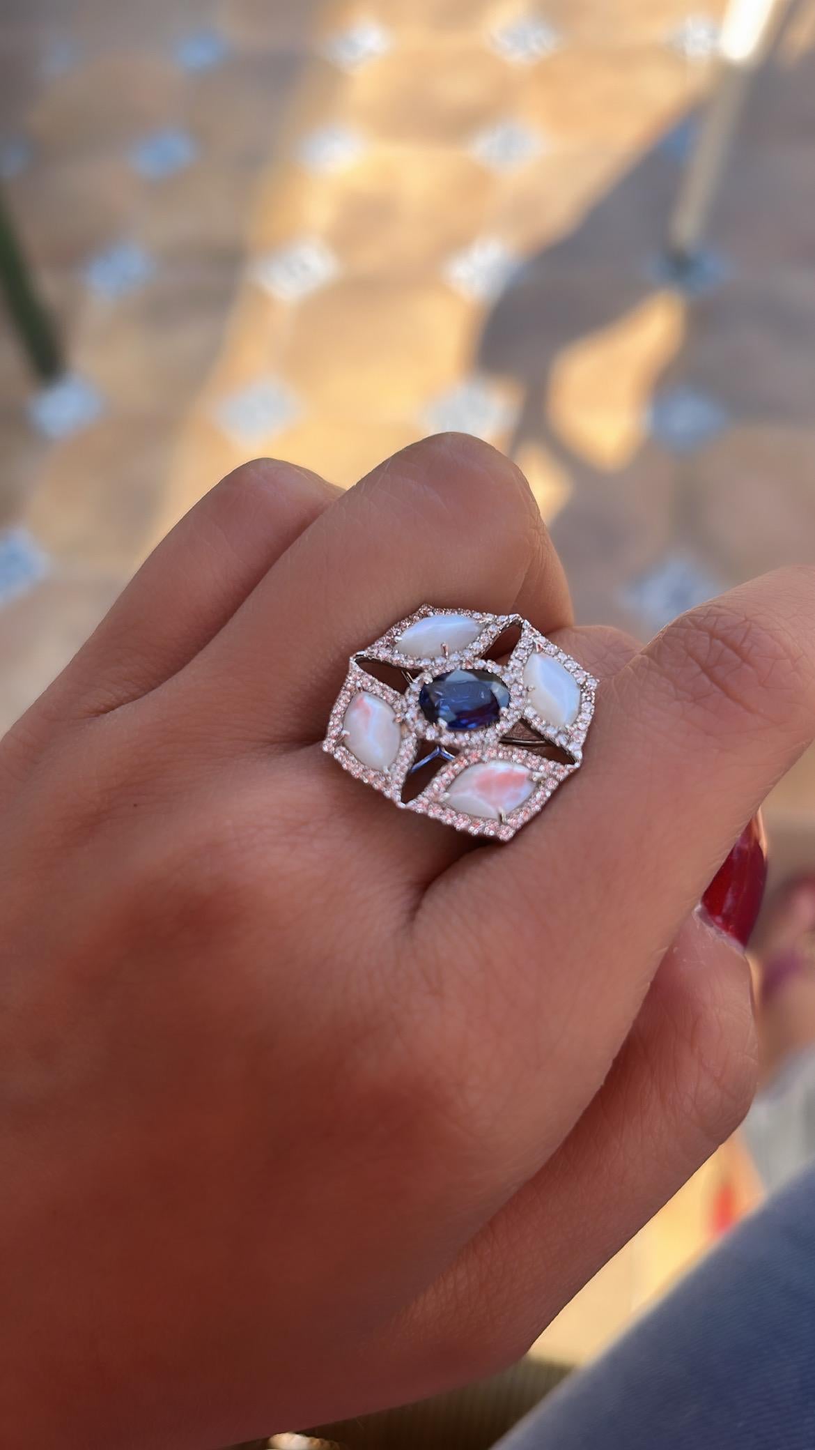 Bague cocktail saphir bleu naturel de 1,09 carat, nacre et diamants Unisexe en vente