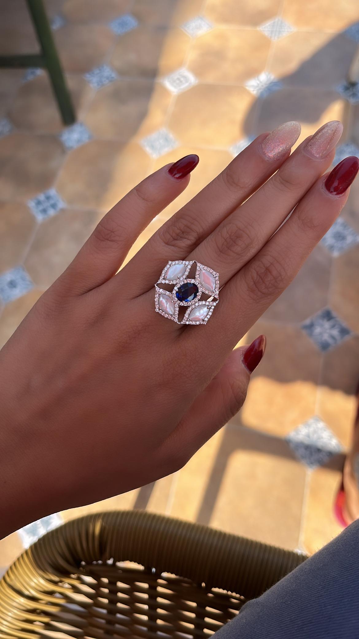 Bague cocktail saphir bleu naturel de 1,09 carat, nacre et diamants en vente 1
