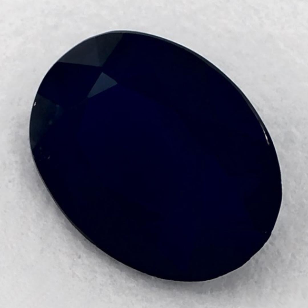 Este zafiro azul natural ofrece elegancia y sofisticación. Con su rica saturación de color y su corte preciso, es la pieza central perfecta para un anillo de compromiso o un diseño de joyería de lujo.

Este zafiro es originario de Sri Lanka