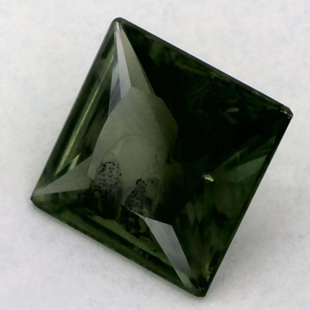 Este zafiro azul natural ofrece elegancia y sofisticación. Con su rica saturación de color y su corte preciso, es la pieza central perfecta para un anillo de compromiso o un diseño de joyería de lujo.

Este zafiro es originario de Sri Lanka