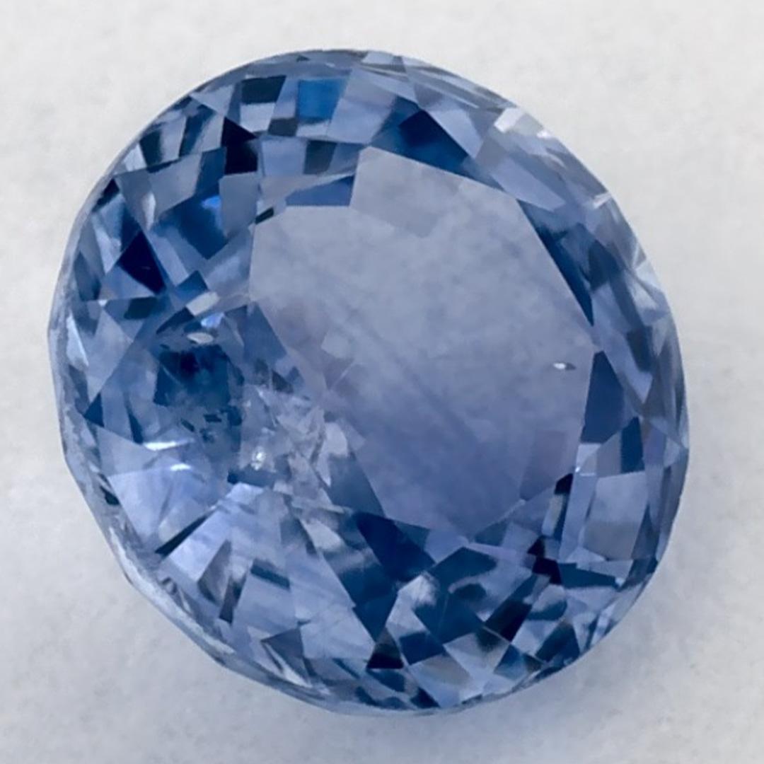 Questo zaffiro blu naturale offre eleganza e raffinatezza. Con la sua ricca saturazione del colore e il taglio preciso, è il centro perfetto per un anello di fidanzamento o un design di gioielli di lusso.

Questo zaffiro proviene dallo Sri Lanka