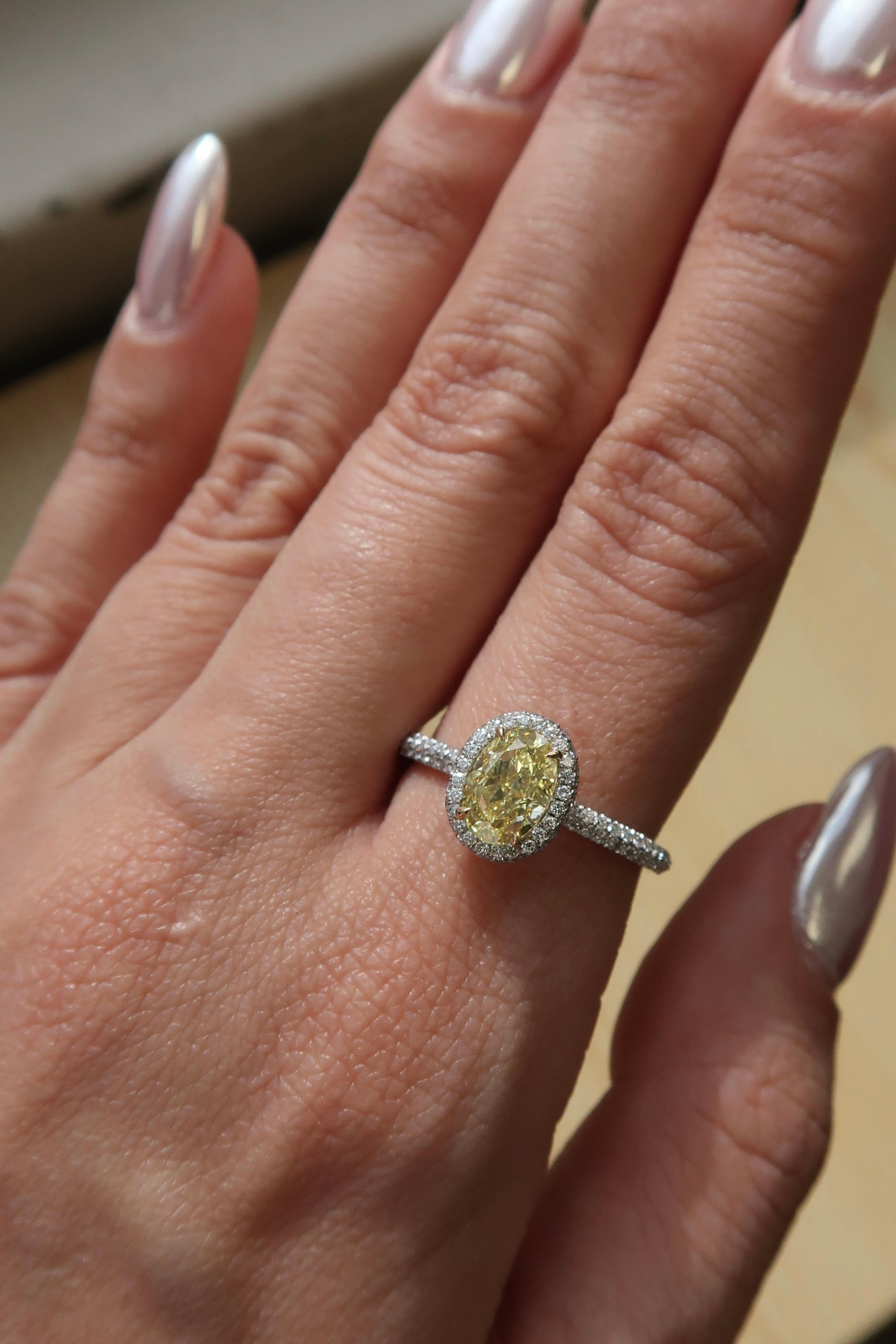 1,09 ct. Bague de fiançailles fantaisie en or 18 carats avec diamant jaune intense, certifié GIA Neuf - En vente à New York, NY
