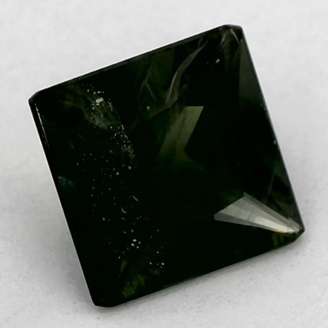 Este zafiro verde natural ofrece elegancia y sofisticación. Con su rica saturación de color y su corte preciso, es la pieza central perfecta para un anillo de compromiso o un diseño de joyería de lujo.

Este zafiro es originario de Sri Lanka