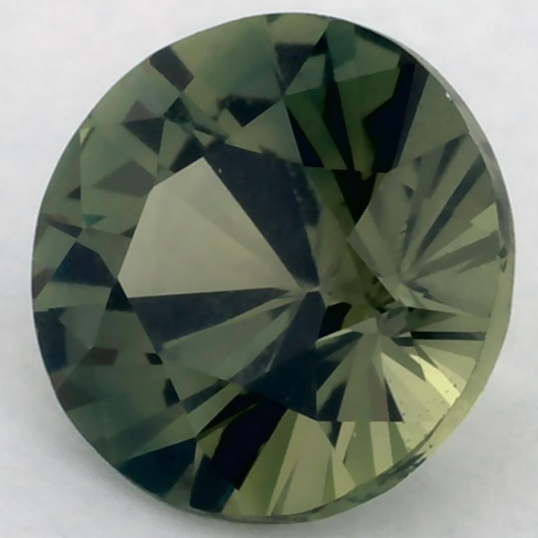 Dieser natürliche grüne Saphir bietet Eleganz und Raffinesse. Mit seiner satten Farbsättigung und seinem präzisen Schliff ist er das perfekte Herzstück für einen Verlobungsring oder ein luxuriöses Schmuckdesign.

Dieser Saphir stammt aus Sri Lanka