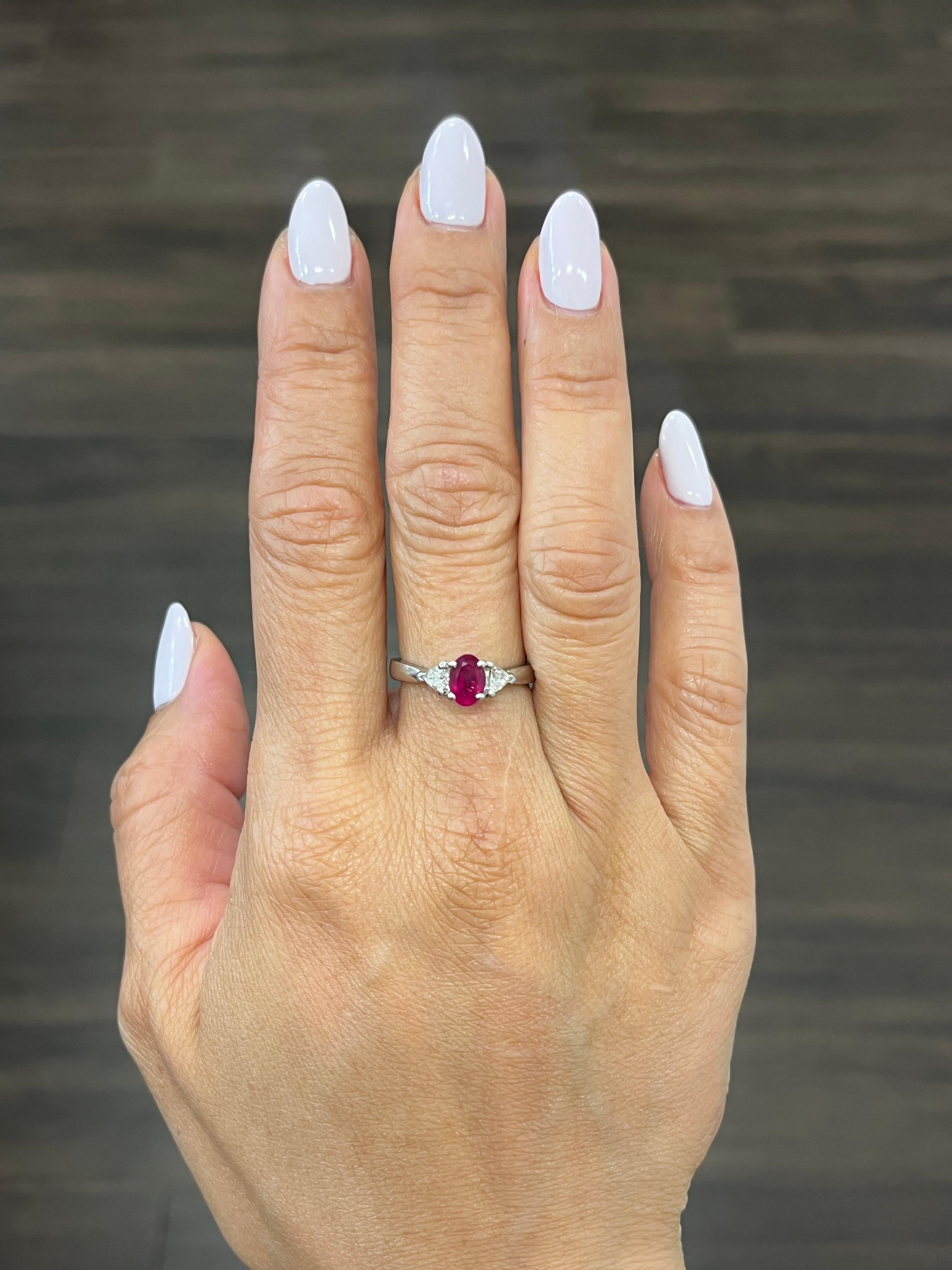 Schmücken Sie Ihren Finger mit diesem atemberaubenden ovalen Ring mit einem 0,87-karätigen Rubin als Hauptstein und Diamanten als Nebensteine. Das Metall, aus dem dieser exquisite Schmuck gefertigt ist, besteht aus Platin, was ihn widerstandsfähig