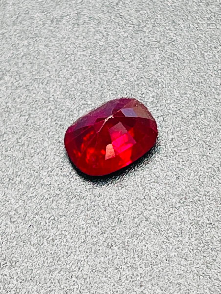 Pierre précieuse rubis de Birmanie de couleur sang de pigeon non chauffée et certifiée GIA de 1,09 carat en vente 8