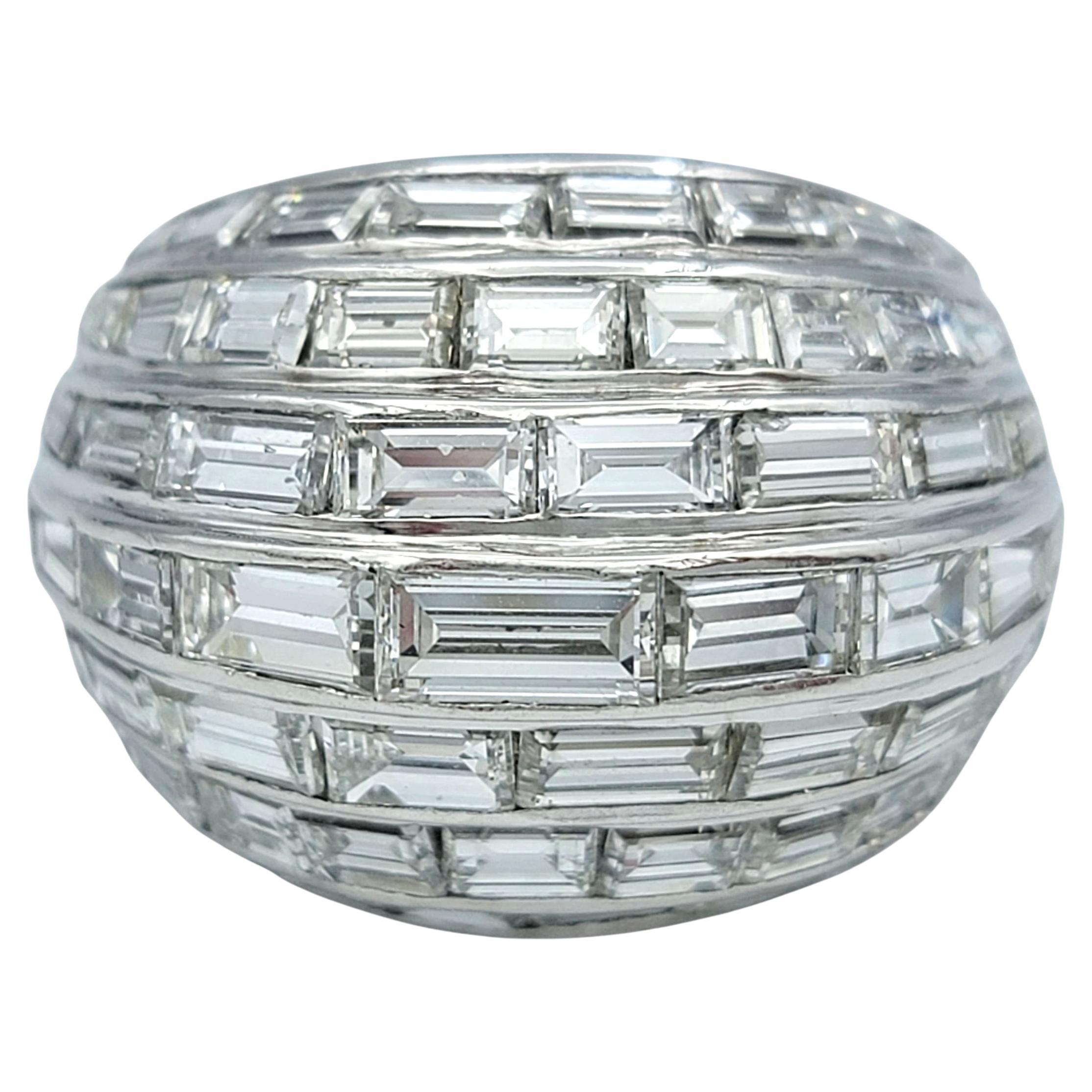 Taille de l'anneau : 8

Cette superbe bague en diamant est un chef-d'œuvre de luxe moderne, mettant en valeur un agencement complexe de diamants de taille baguette sertis de façon homogène sur la bande en forme de dôme. Les facettes nettes et
