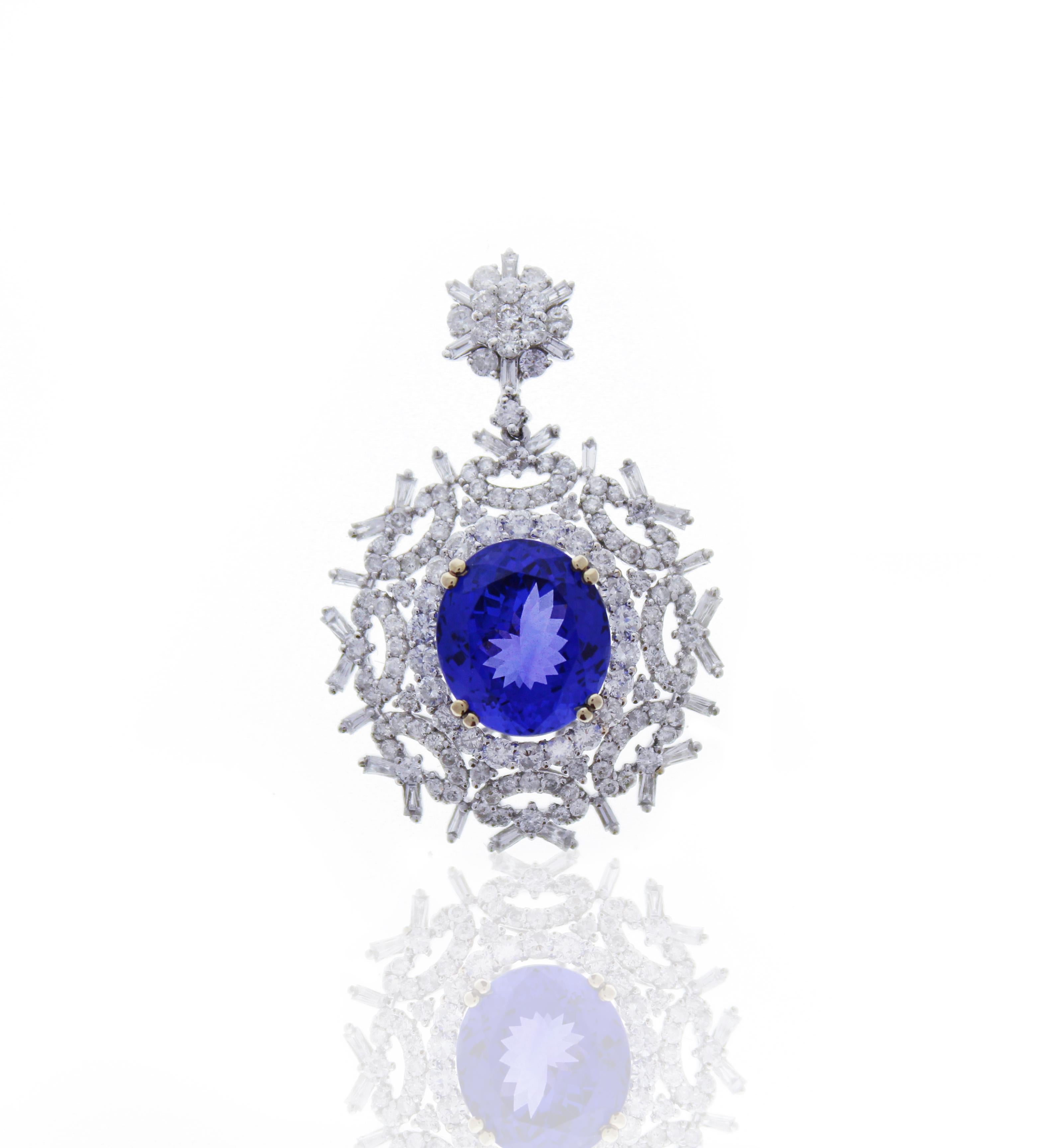 Dieses Collier zeigt einen violettblauen Tansanit von 10,90 Karat im Ovalschliff in einer vierzackigen Fassung, umgeben von glitzernden, runden Diamanten im Brillantschliff. Die Quelle des Edelsteins liegt in der Nähe der Ausläufer des