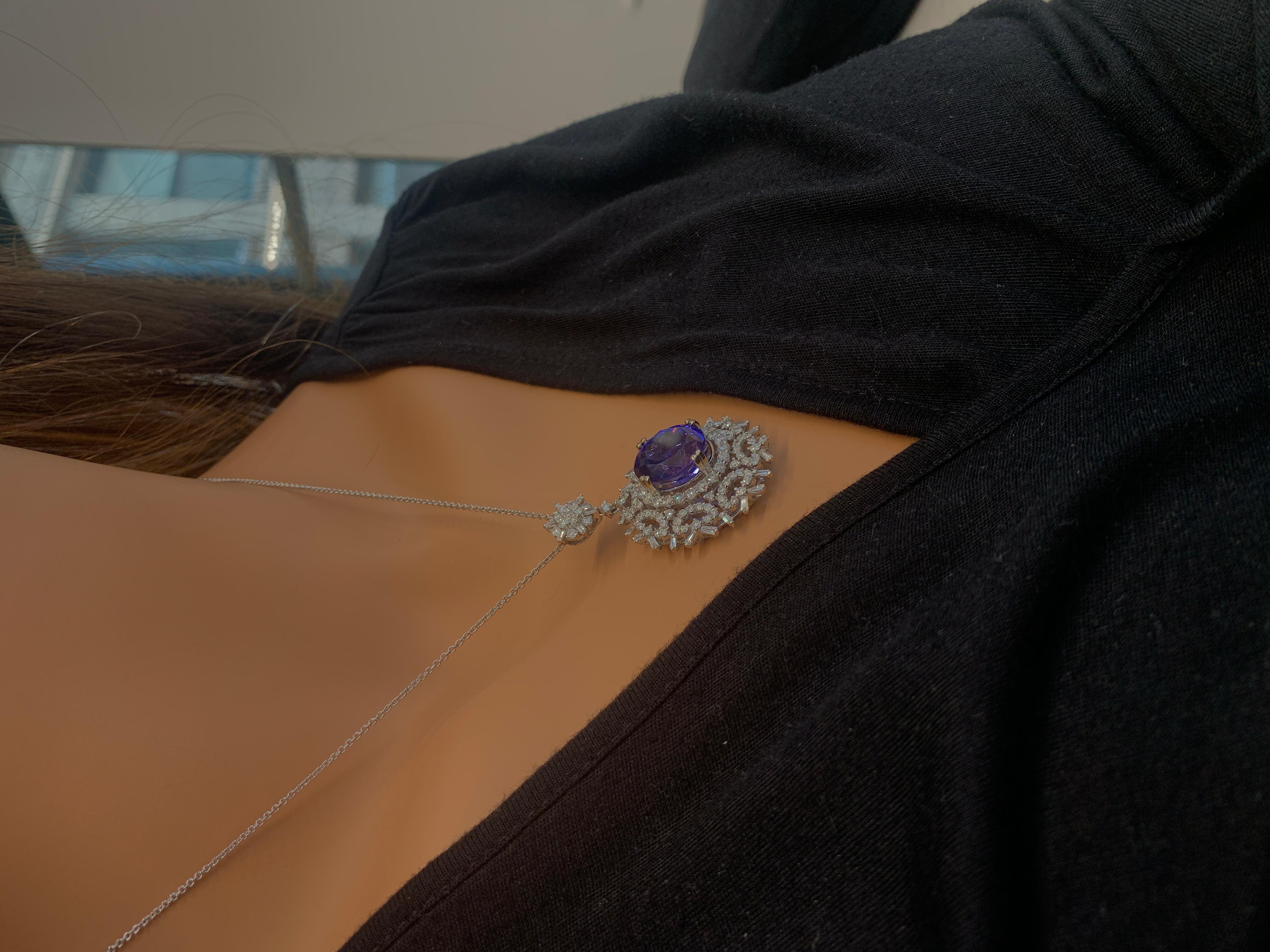 10,90 Karat Tansanit und 3,28 Karat Diamant-Anhänger aus 18 Karat Weißgold (Ovalschliff) im Angebot