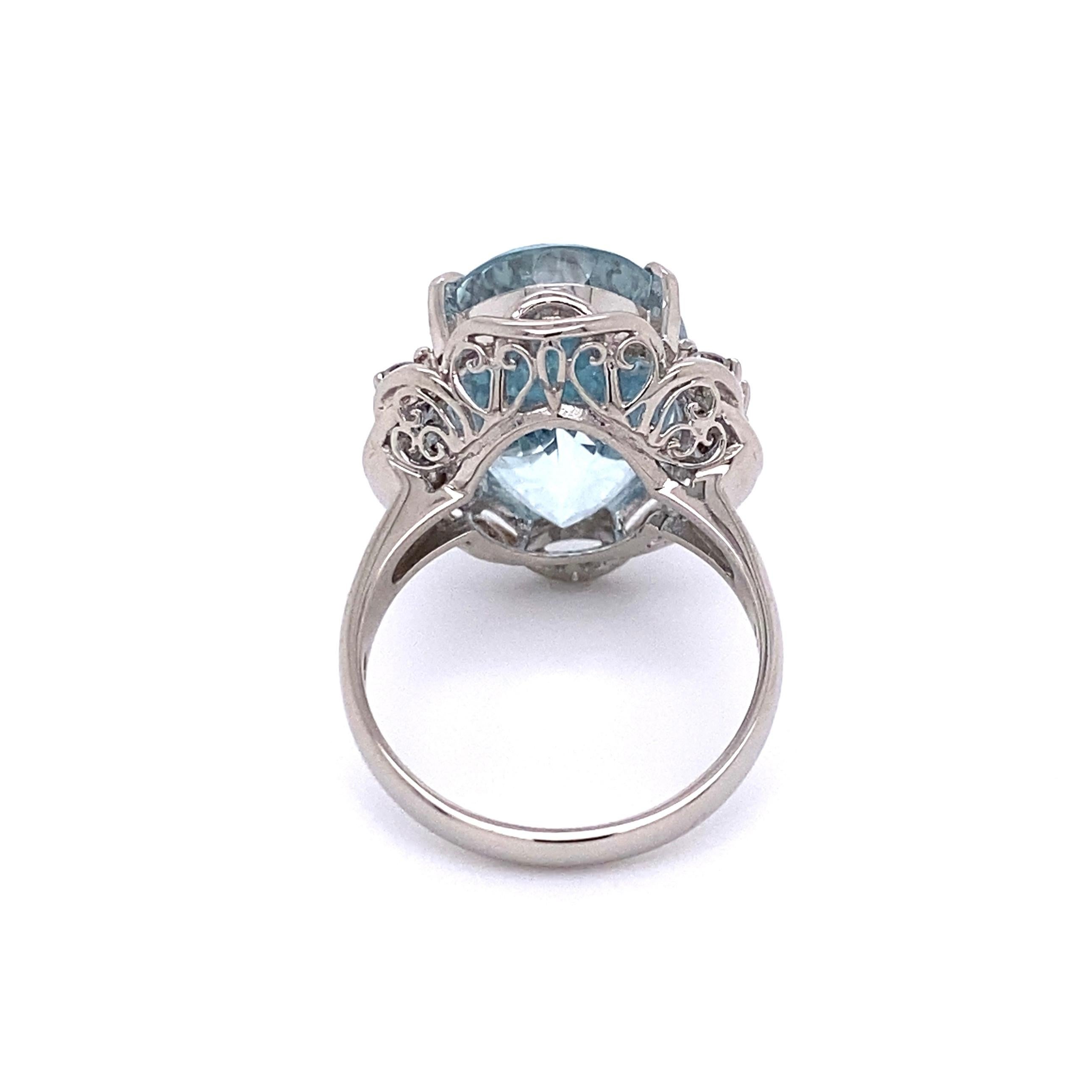 10.92 Carat Aquamarine and Diamond Platinum Cocktail Ring Estate Fine Jewelry In Excellent Condition For Sale In Montreal, QC