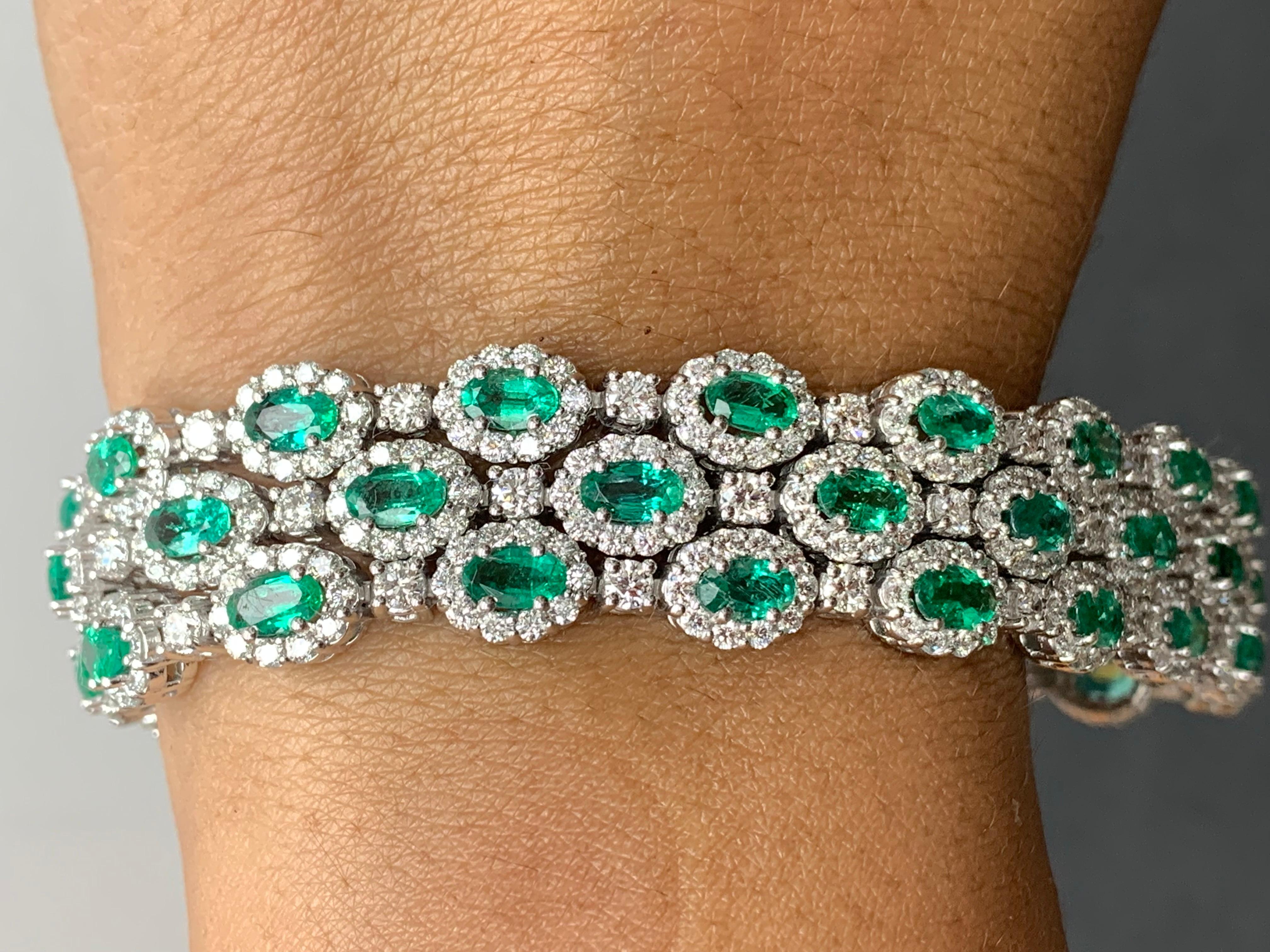 Un magnifique bracelet à trois rangs d'émeraudes et de diamants d'un vert luxuriant, mettant en valeur des émeraudes riches en couleurs, entourées d'une seule rangée de diamants ronds brillants. 51 émeraudes de taille ovale pèsent 10,95 carats au