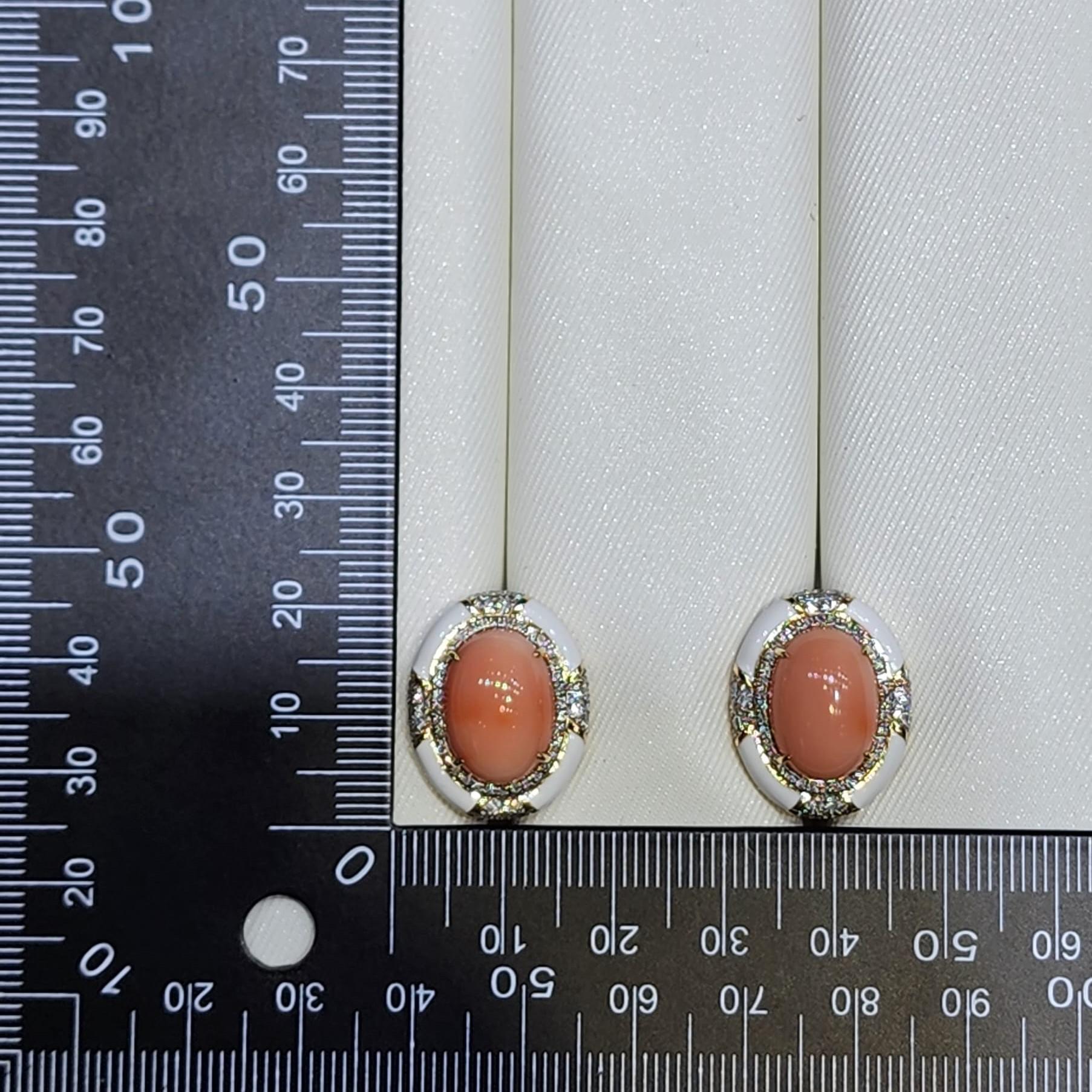 10,95 Karat Engelshaut Koralle Diamant Emaille-Ohrring aus 14 Karat Gelbgold im Zustand „Neu“ im Angebot in Hong Kong, HK