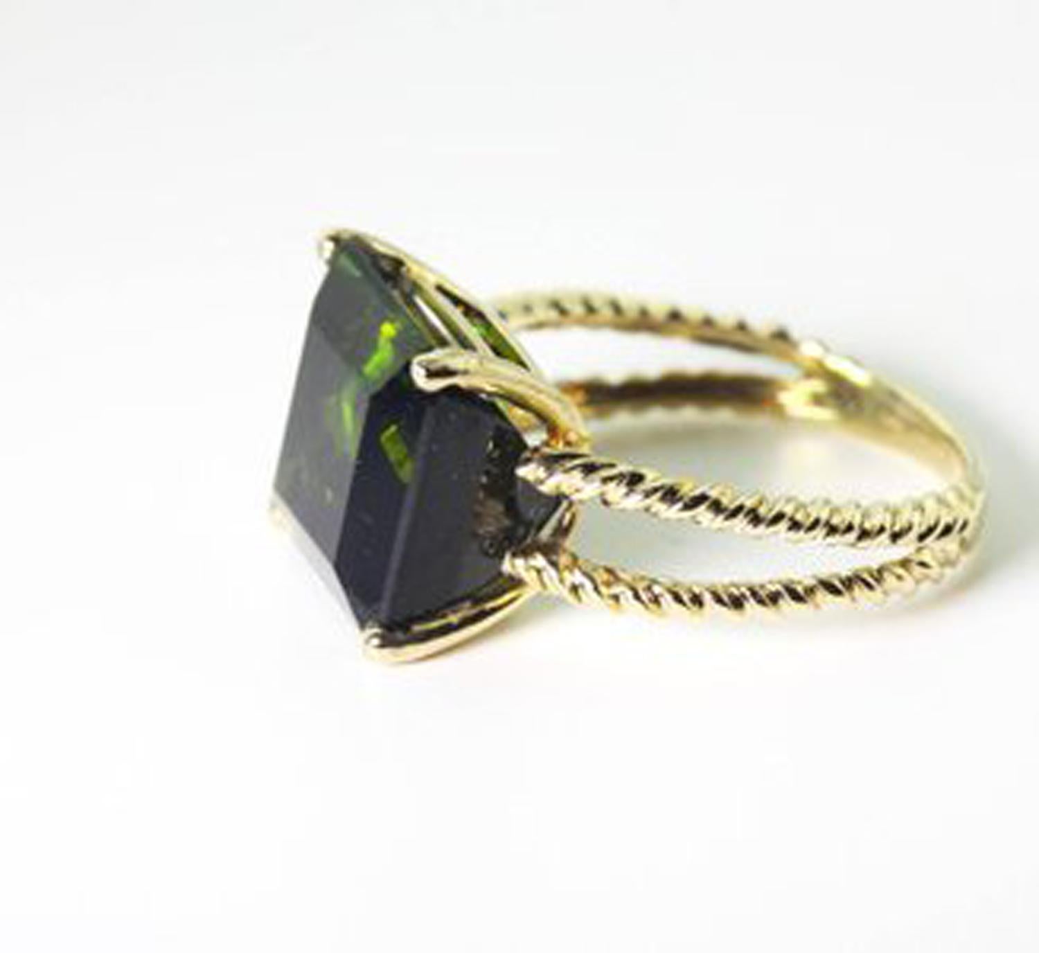 Gemjunky Translucent 10.96 Cts Glittering Green Tourmaline 14Kt Yellow Gold Ring In New Condition In Raleigh, NC