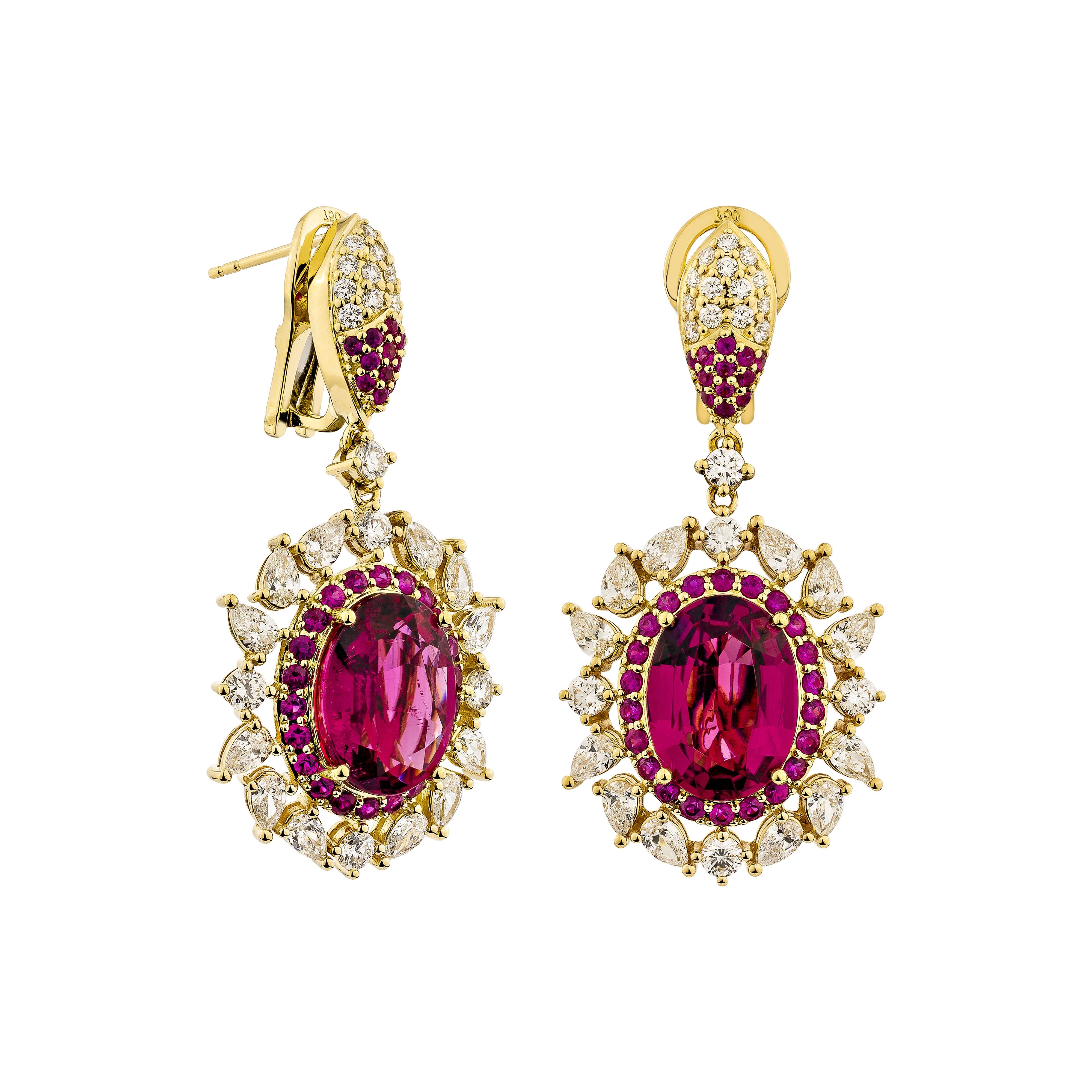 Sunita Nahata präsentiert ein exquisites diamantbesetztes Rubellit-Schmuckset, das Anmut und Eleganz ausstrahlt. Dieses exquisite Set aus 18 Karat Gelbgold ist ideal für jeden besonderen Anlass, denn es verbindet traditionelle Eleganz mit modernem