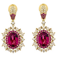 Boucles d'oreilles pendantes en rubellite de 10,962 carats en 18 carats avec rubis et diamants blancs.