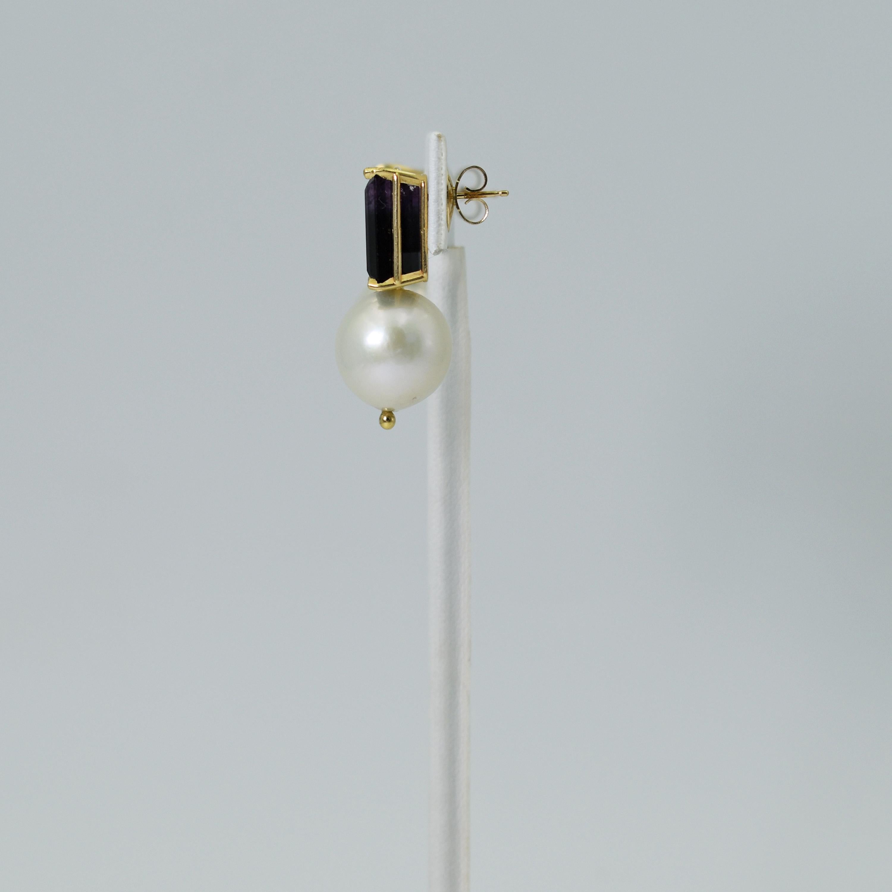 Taille émeraude Clous d'oreilles en or 14 carats avec perles d'eau douce John Fluorite bleue de 10,97 carats en vente