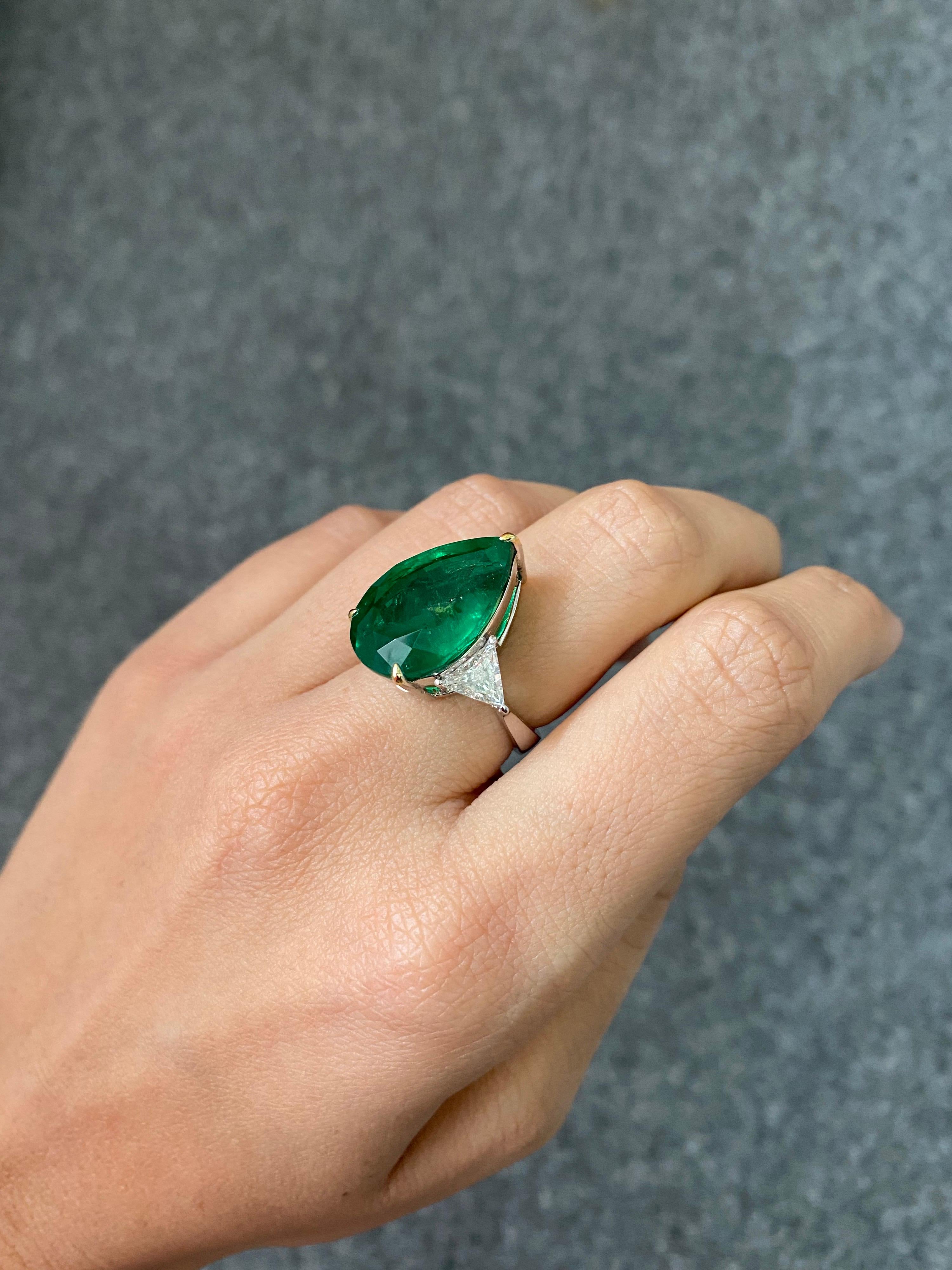 10.97 Carat Emerald and 1.01 Carat Diamond Three Stone Engagement Ring In New Condition For Sale In Bangkok, Thailand