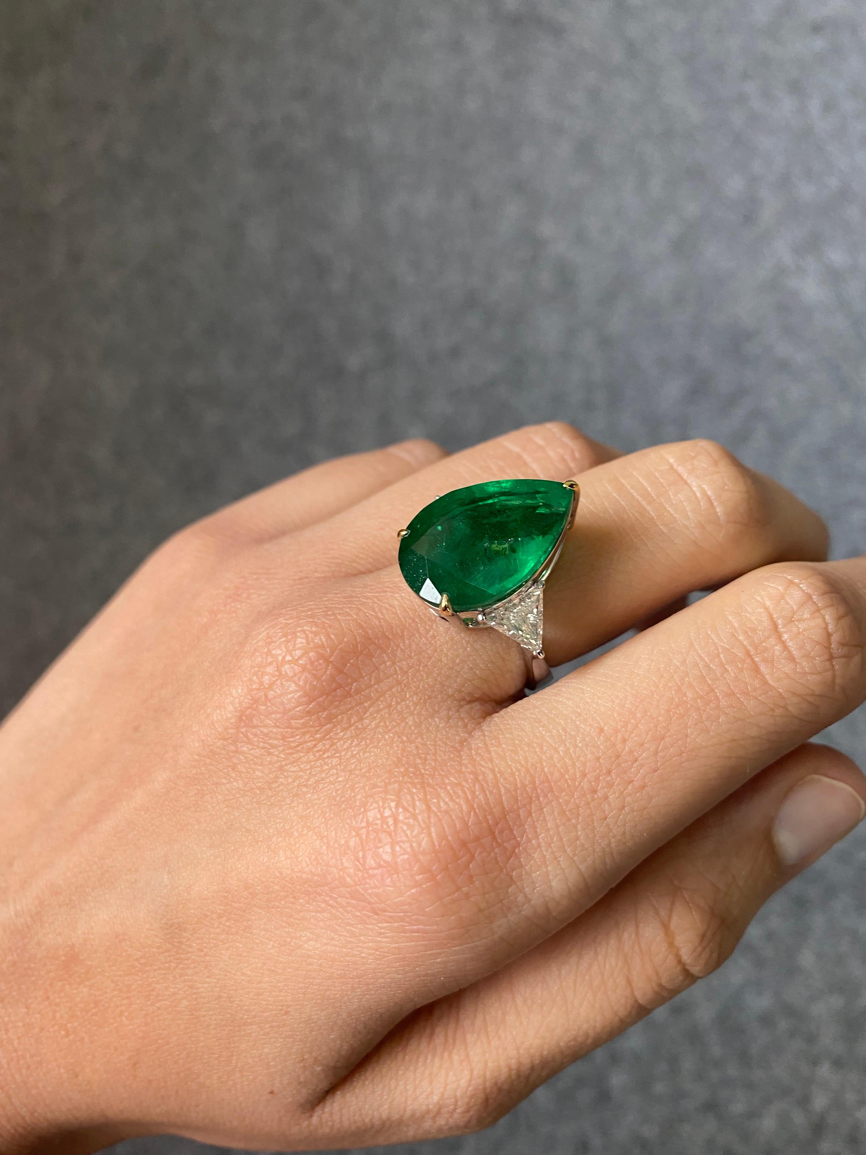 10.97 Carat Emerald and 1.01 Carat Diamond Three Stone Engagement Ring For Sale 2