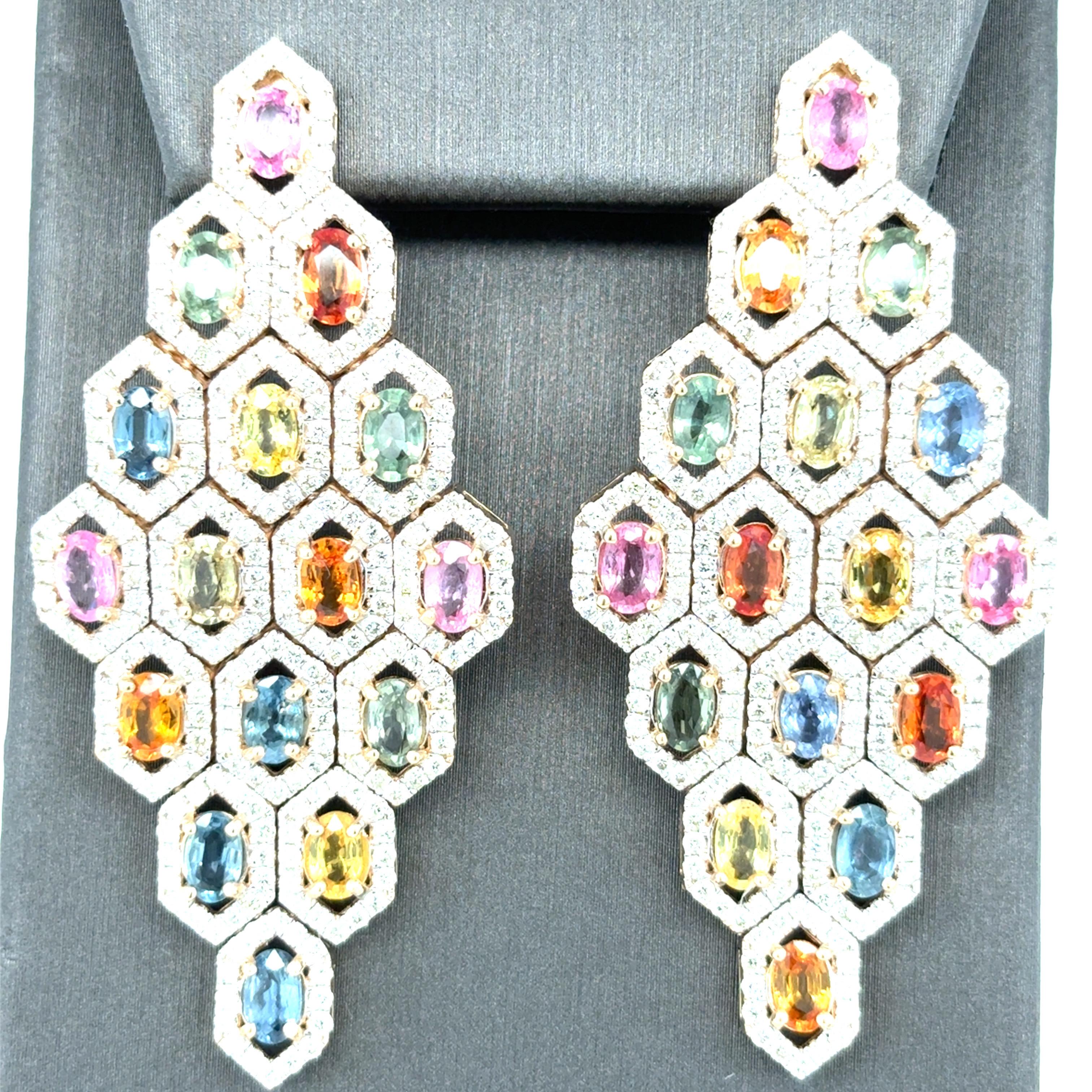 Eine schillernde Komposition aus zweiunddreißig mehrfarbigen Saphiren im Ovalschliff mit einem Gesamtgewicht von 10,97 Karat wird elegant von einem 4,70-karätigen Halo aus weißen Brillanten eingerahmt. Die Saphire sind kunstvoll in einem strahlenden